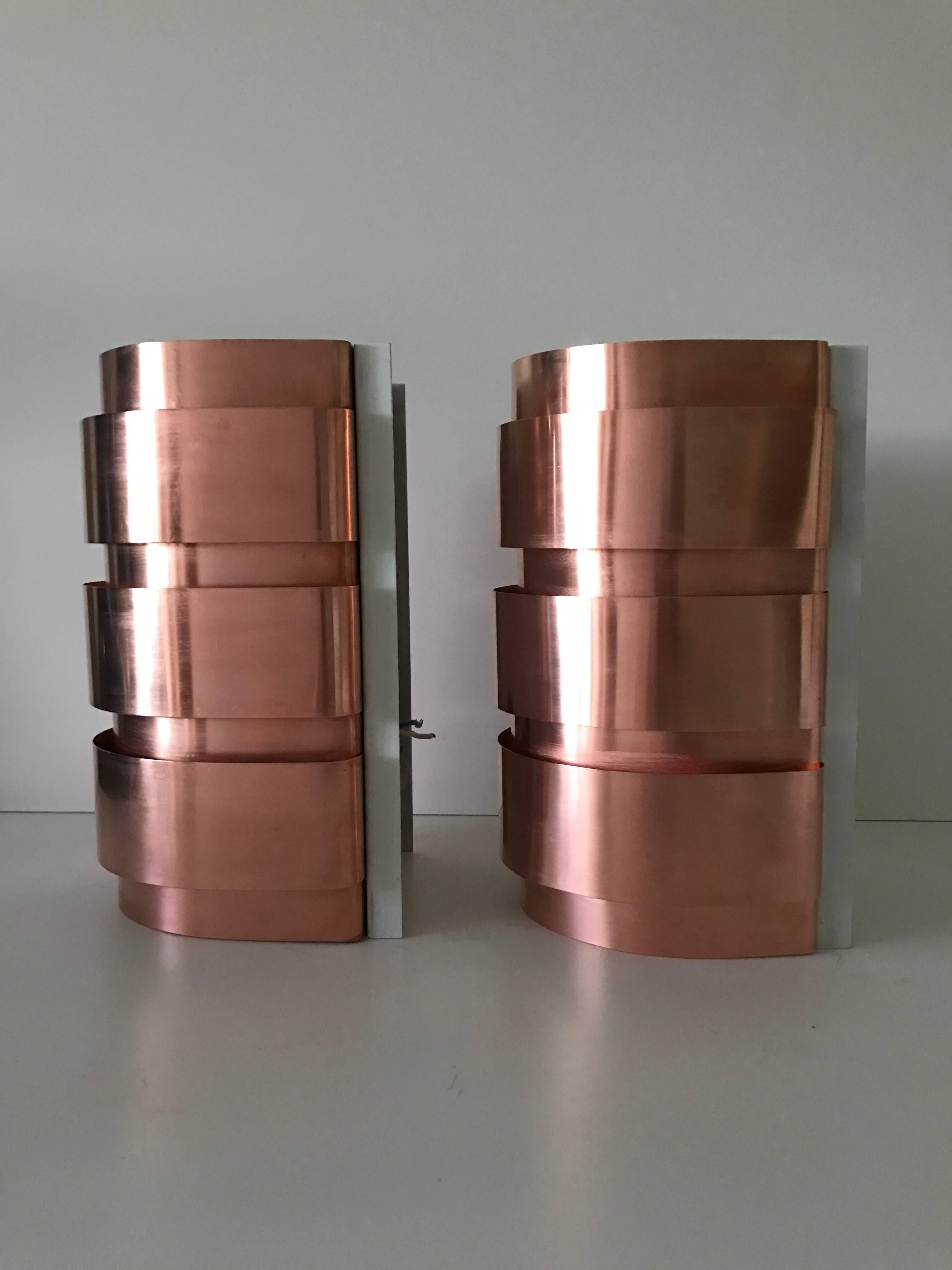 Pair of Swedish Hans Agne copper wall lamps model V155/K.
A nice pair of wall lamps made of copper and designed by Hans Agne Jakobsson for Markaryd Sweden.
These lamps are 28cm in height, 17cm wide and 16cm deep.
They will be delivered with new
