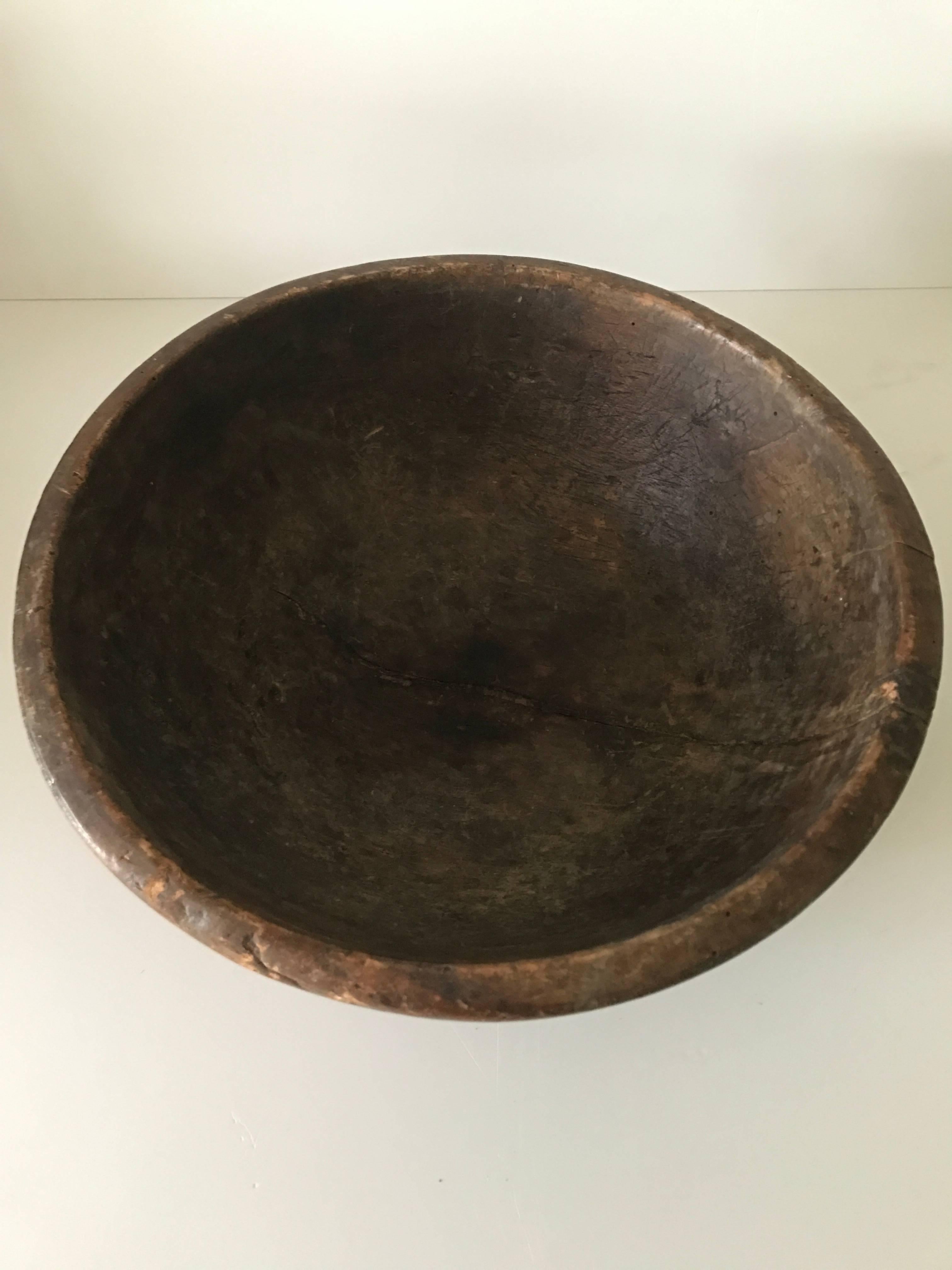 18th-19th century large Swedish wooden bowl with fantastic patina.
A beautiful and rare centrepiece to place on the sofa table or on a visible spot for display, this bowl has an outstanding nice patina. The large bowl has a diameter of 38cm and is