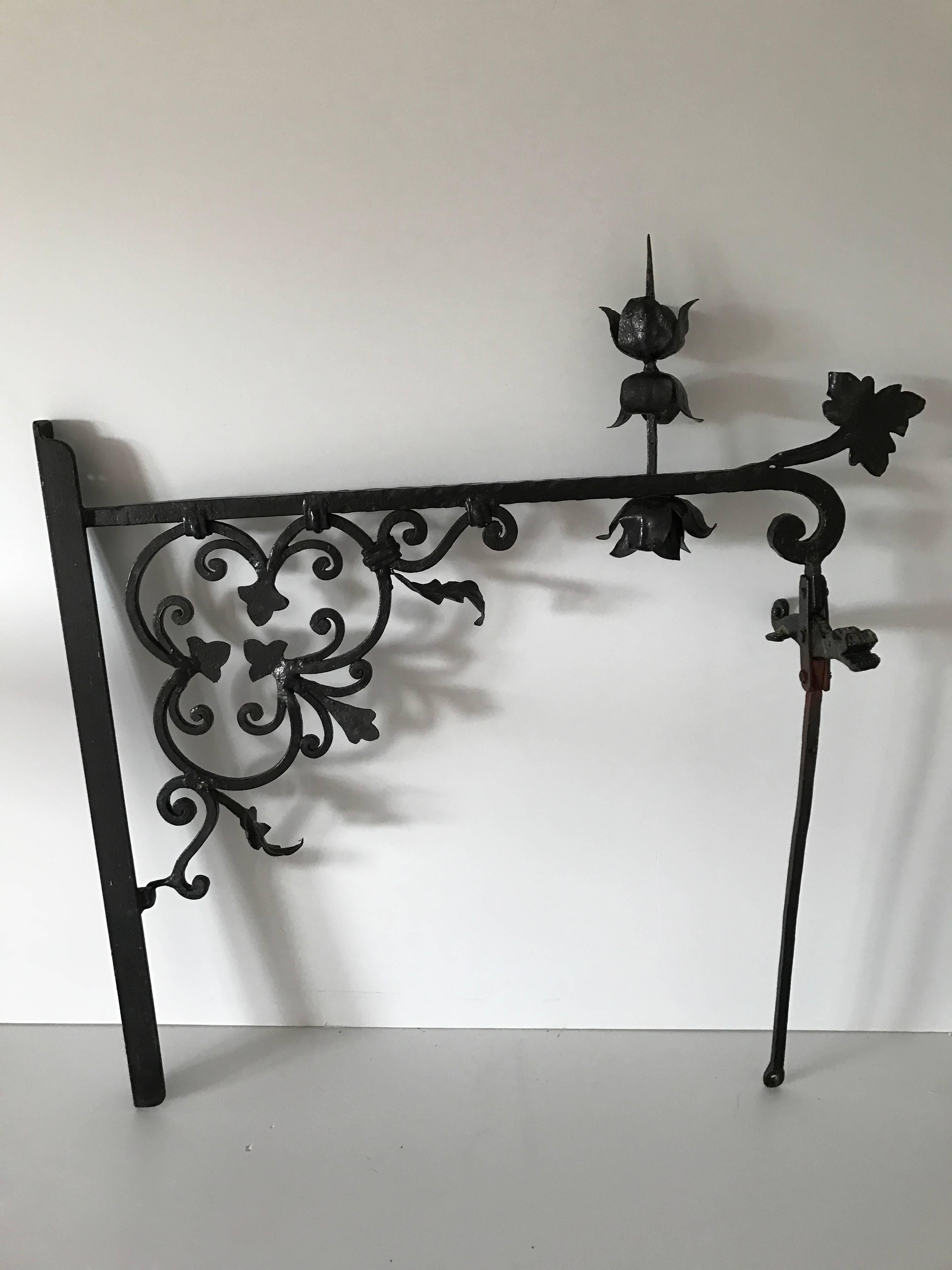 19th century Swedish wrought iron sign bracket, shopsign holder.
A beautiful sign bracket made of wrought iron, beautiful roses and leaf including the wonderful small dragon above the jointed sign stay.
It is in a fantastic condition without any