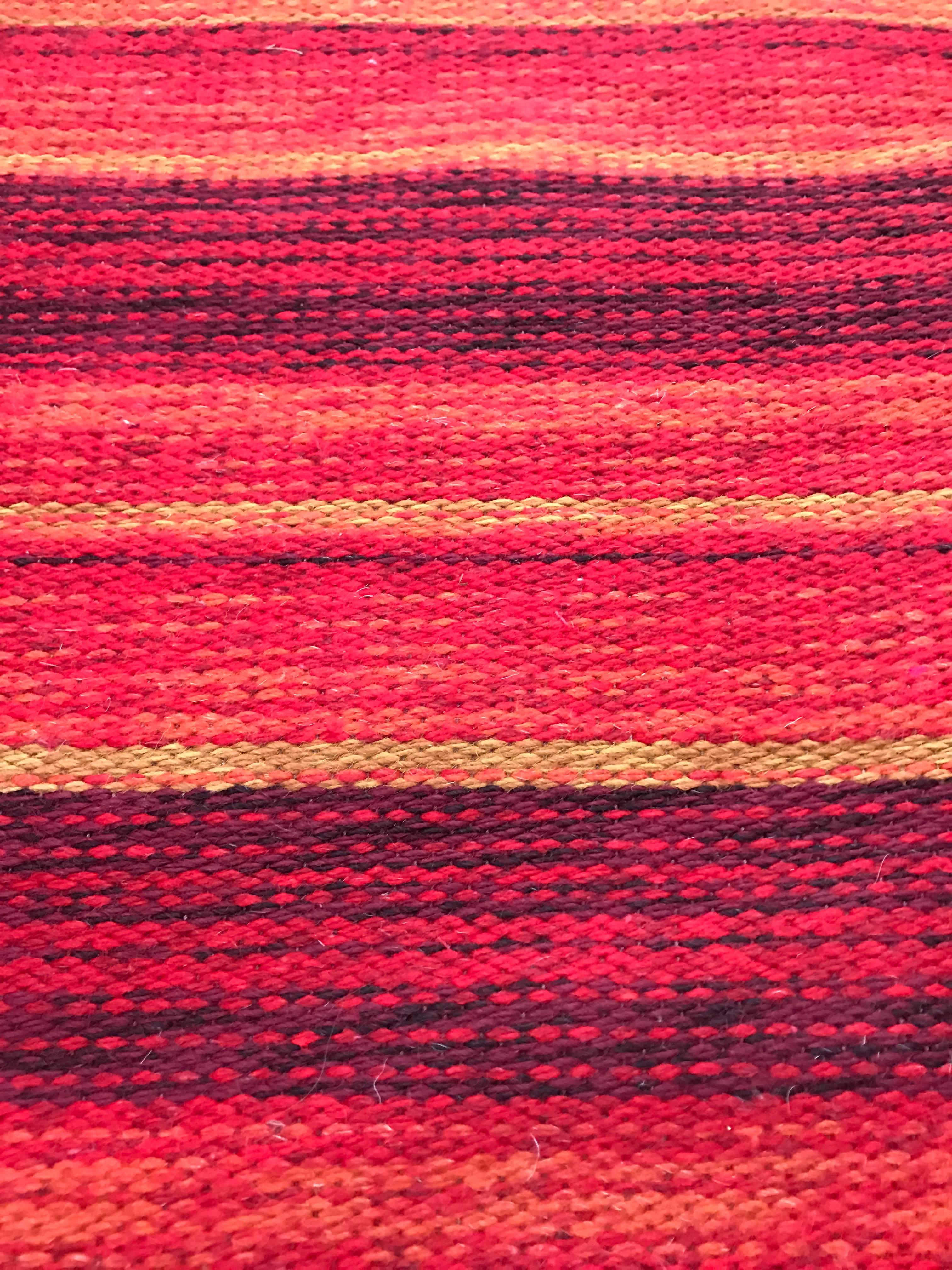 1960-1970 Swedish double sided flat-weave wool Kilim carpet.
A very nice striped flat-weave wool handmade rug, that is in a very nice condition. The measurements are 242cm x 151cm.