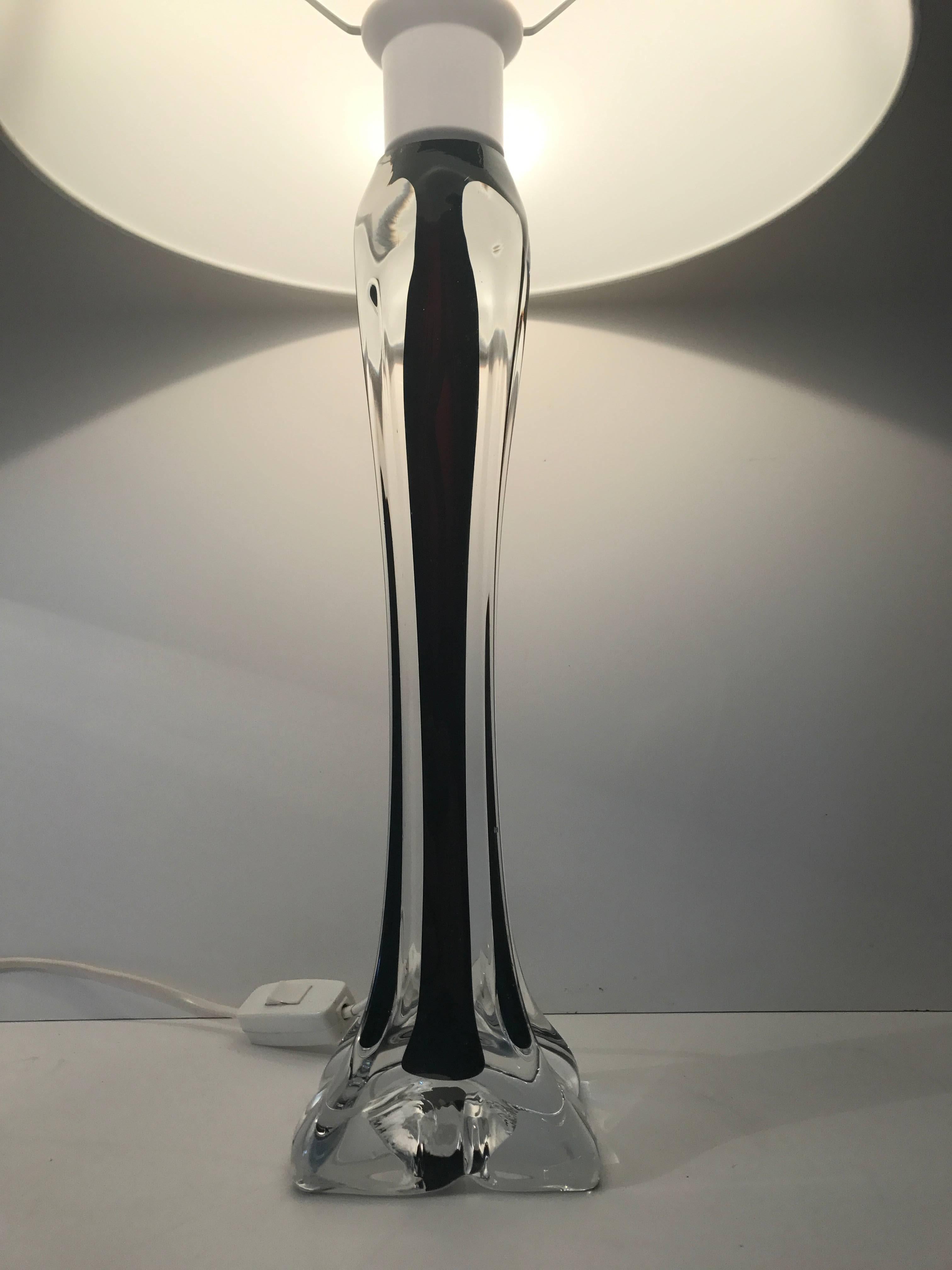 Pair of 1950 large Swedish Flygsfors crystal glass table lamps Paul Kedelv.
This large pair is made of handmade glass and the design is made by Paul Kedelv at Flygsfors. This pair has a beautiful dark purple core of glass inside in the middle and
