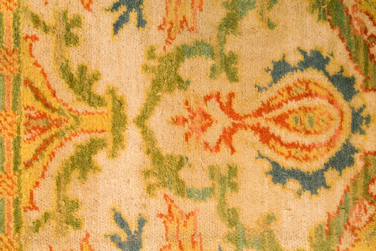 Spanish rug manufactured in the mid-20th century in the Francisco Franco Foundation, an artistic industry that created Spanish works of art such as rugs, tapestries, lamps, porcelain...
Hand-knotted rug created by Spanish artisans in the typical