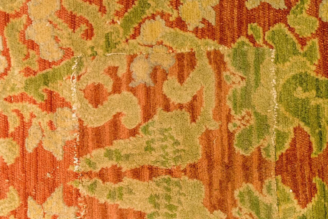 Spanish rug manufactured in the mid-20th century in the Francisco Franco Foundation, an artistic industry that created Spanish works of art such as rugs, tapestries, lamps, porcelain.
Hand-knotted rug created by Spanish artisans in the typical