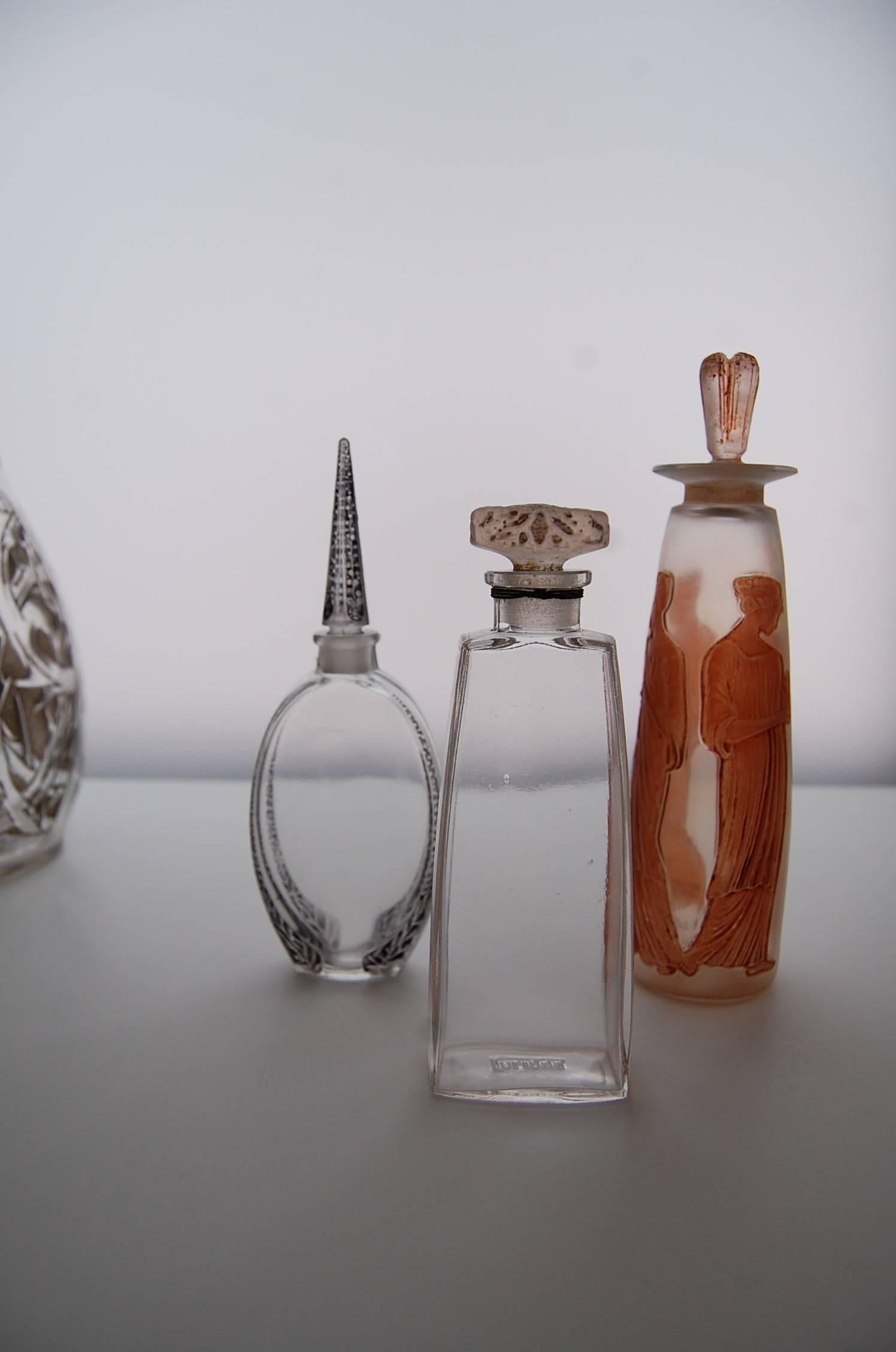 Pressed Glass Perfume Bottle 'Ambre Antique' by René Lalique In Good Condition In Amsterdam, NL