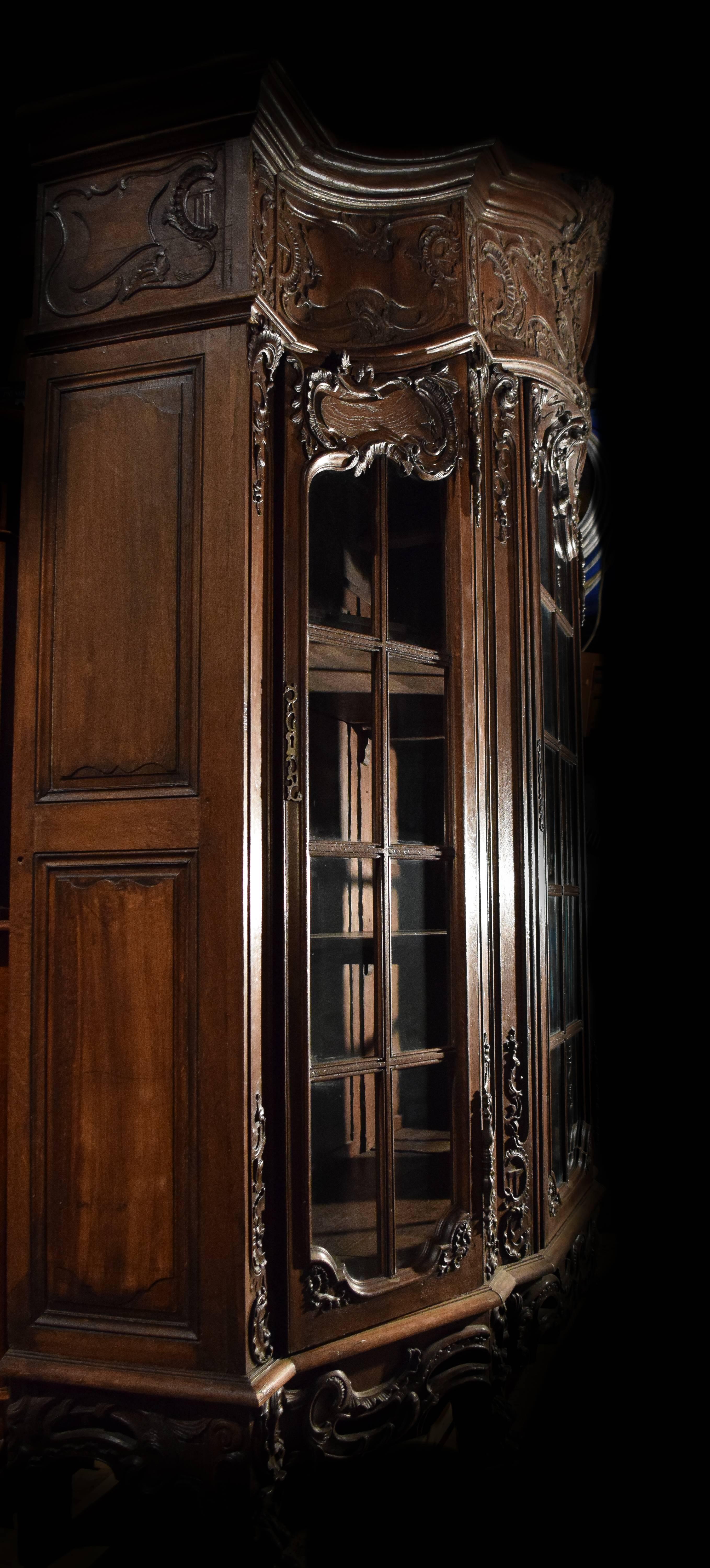 A very handsome Country French 19th century period oak bookshelves. This richly carved bookshelves is raised on short cabriole legs below a scalloped frieze with central carvings. Liègois with carvings of scrolls and foliate.