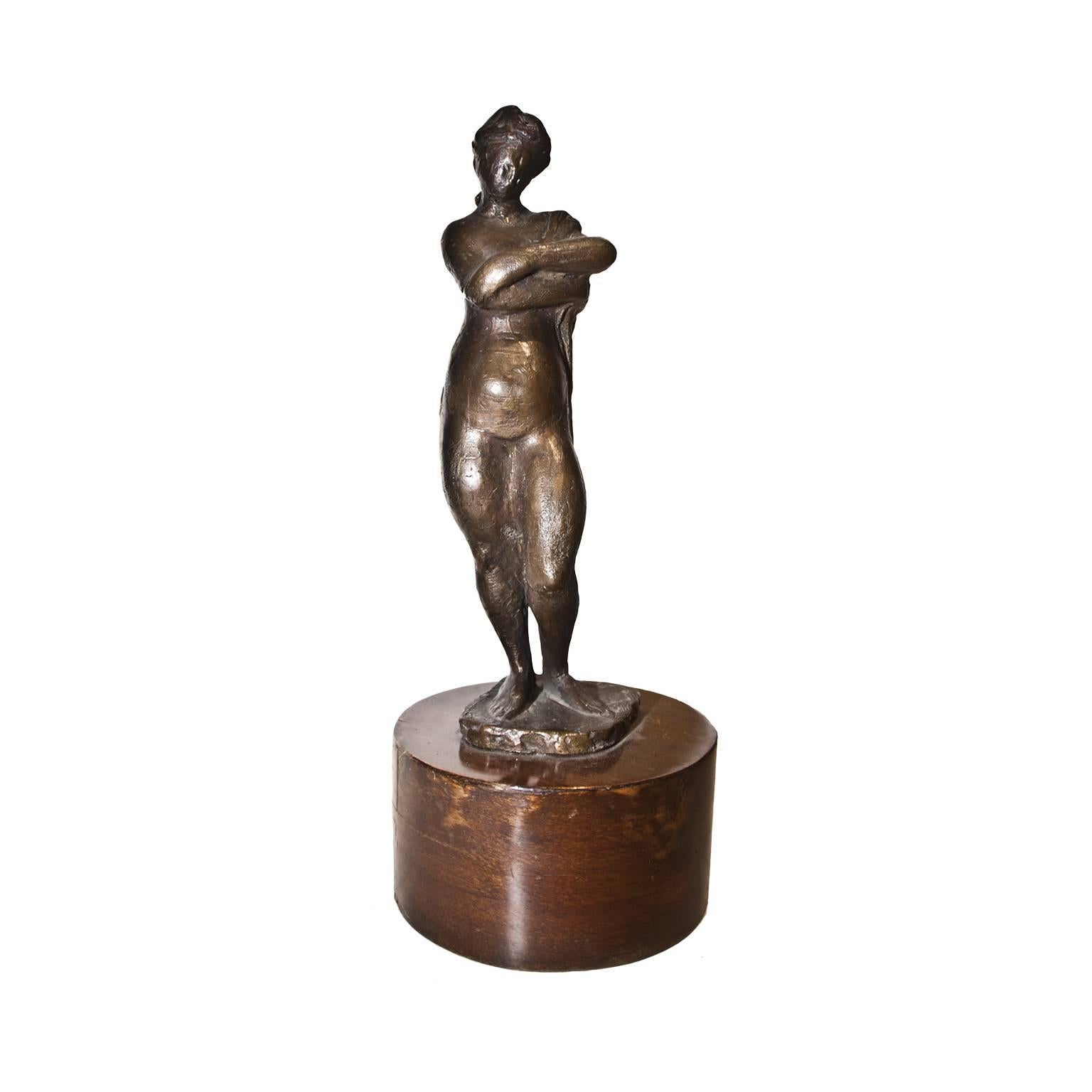 Figura femminile - nudo est une sculpture en bronze ciré représentant une femme avec une base en bois. Unique, signé et daté sous la base 