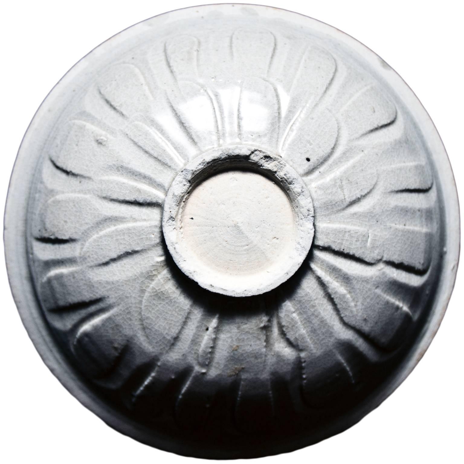Petit bol circulaire en porcelaine de Chine Période Sung, 12e-14e siècle en vente