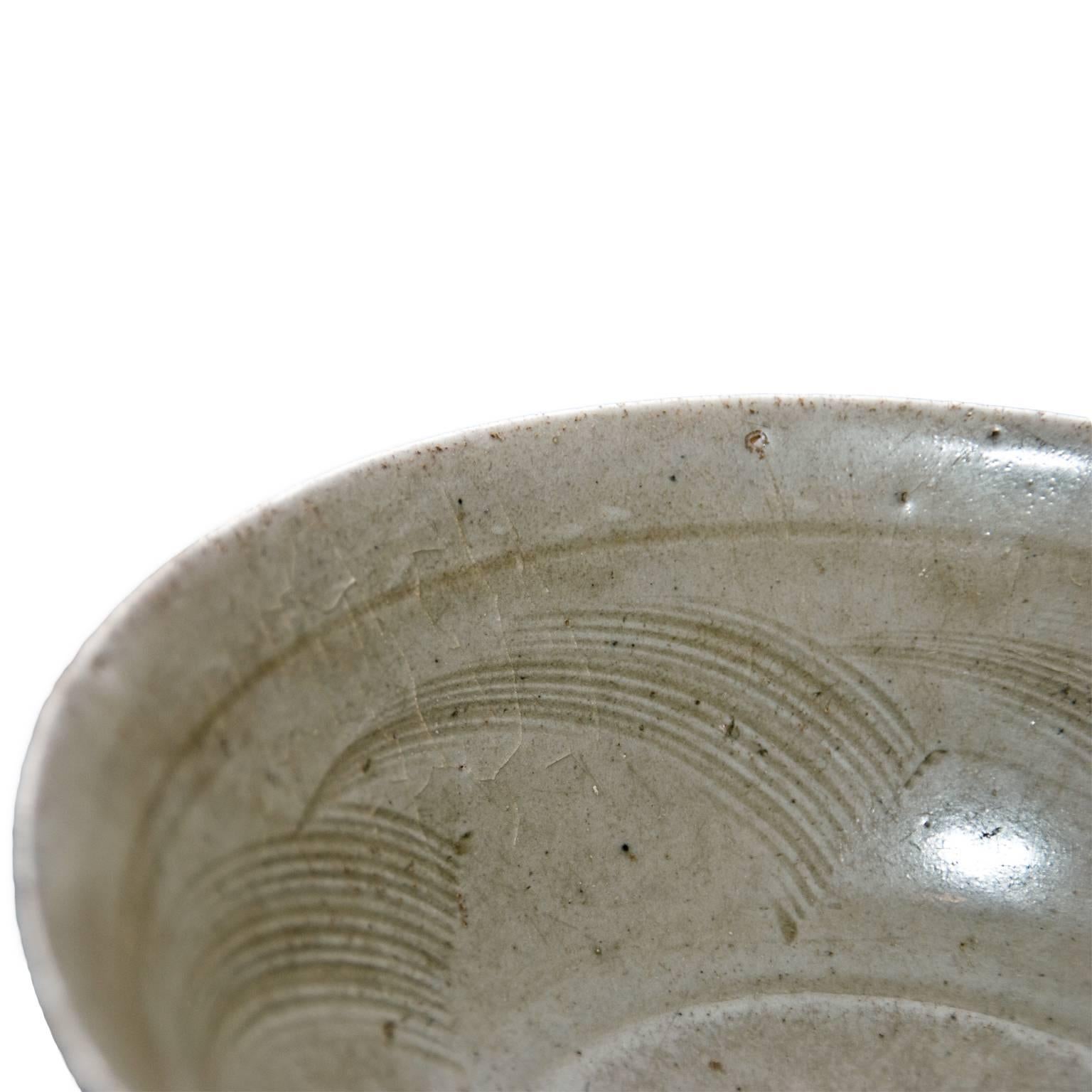 Glasiertes Steinzeug mit gekämmten Pflanzengravuren und zylindrischem Sockel.
12. bis 14. Jahrhundert, Sung-Periode.
 