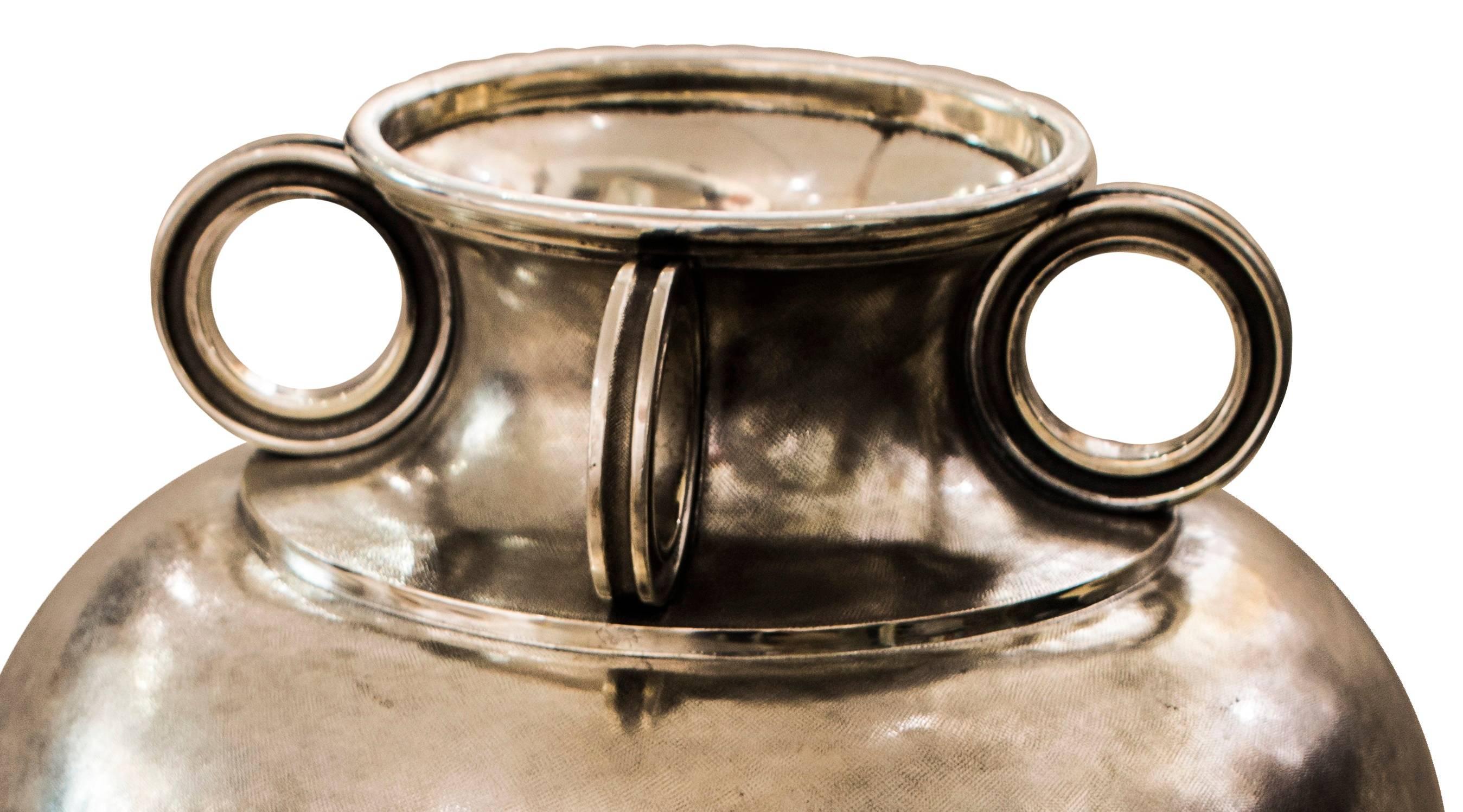 Buccellati Vase, circa 1940 - Fascist period.

Silver 800 with fully machined chisel body. Neck decorated with four grooved rings.
Stamp: Milano, silversmith Mario Buccellati.
Exceptional piece for pride and rarity, in perfect state.

Dimensions: 36