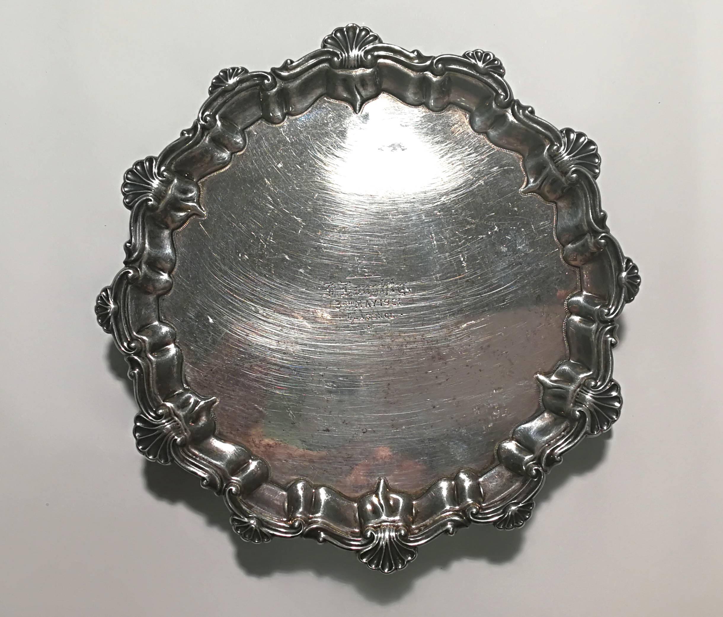 Very nice silver dish. Embossed and chiselled edges and three support feet. English manufacture.