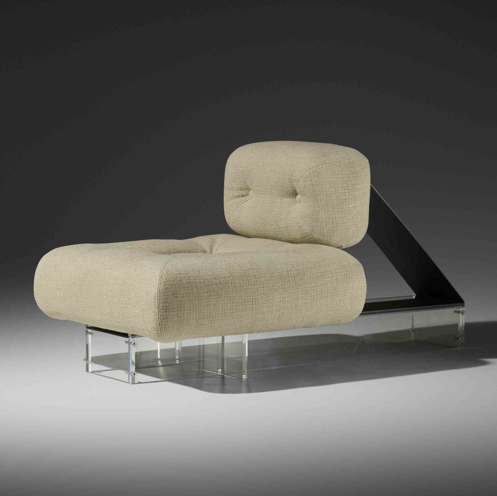 Top rare lounge chair designed by Oscar Niemeyer and Anna Maria Niemeyer in 1977 for for Cartiera Burgo Headquarters.

Acrylic, upholstery, enameled steel.

Excellent conditions, barely used with minimal signs of wear. 

Limited edition of