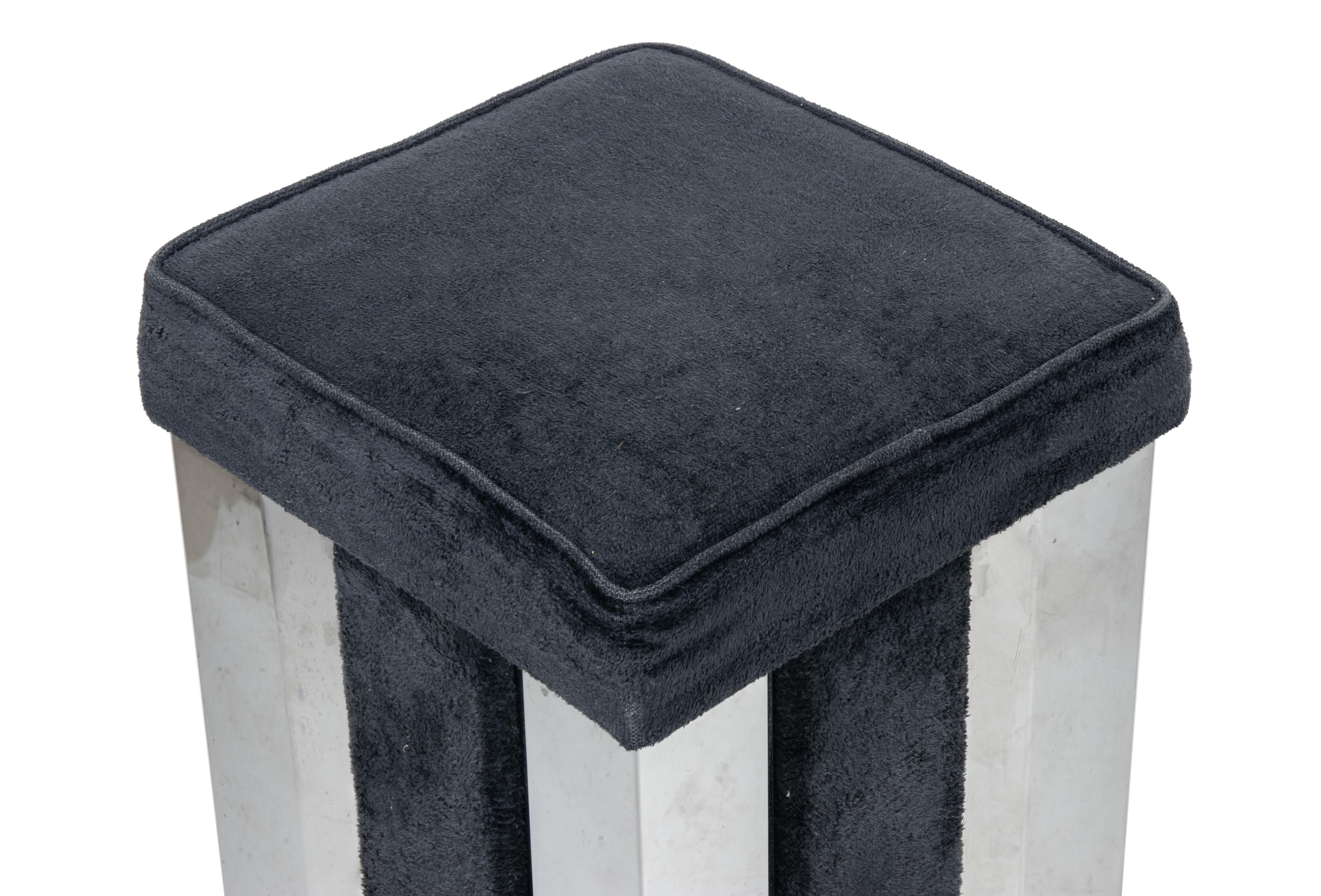 Set of 3 Mid-Century Italian Square Bar Stools, in original very good condition.

Steel And Velvet.