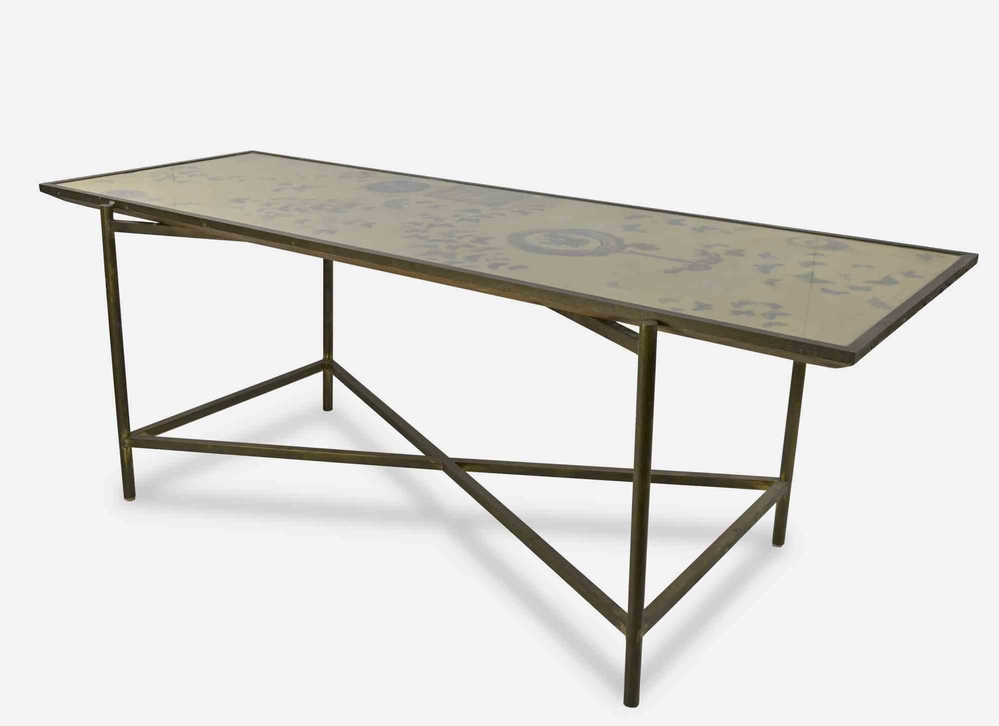 Table Vintage By réalisée à partir d'un panneau de Piero Fornasetti dans les années 1950.

Sérigraphie sur bois. Structure en laiton. Couvert de verre.

Très probablement un spécimen unique, réalisé dans les années 1950 pour Sartoria Fanucchi,