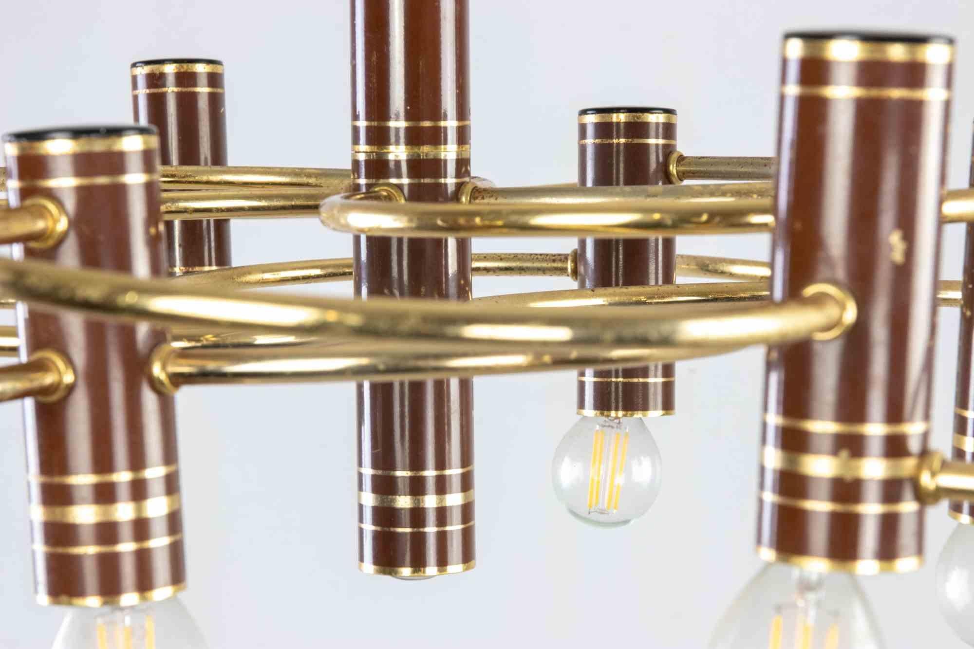 Lampadario di metà secolo in metallo dorato realizzato da Gaetano Sciolari negli anni Sessanta.

Lievi segni dell'età dovuti al tempo, per il resto ottime condizioni.