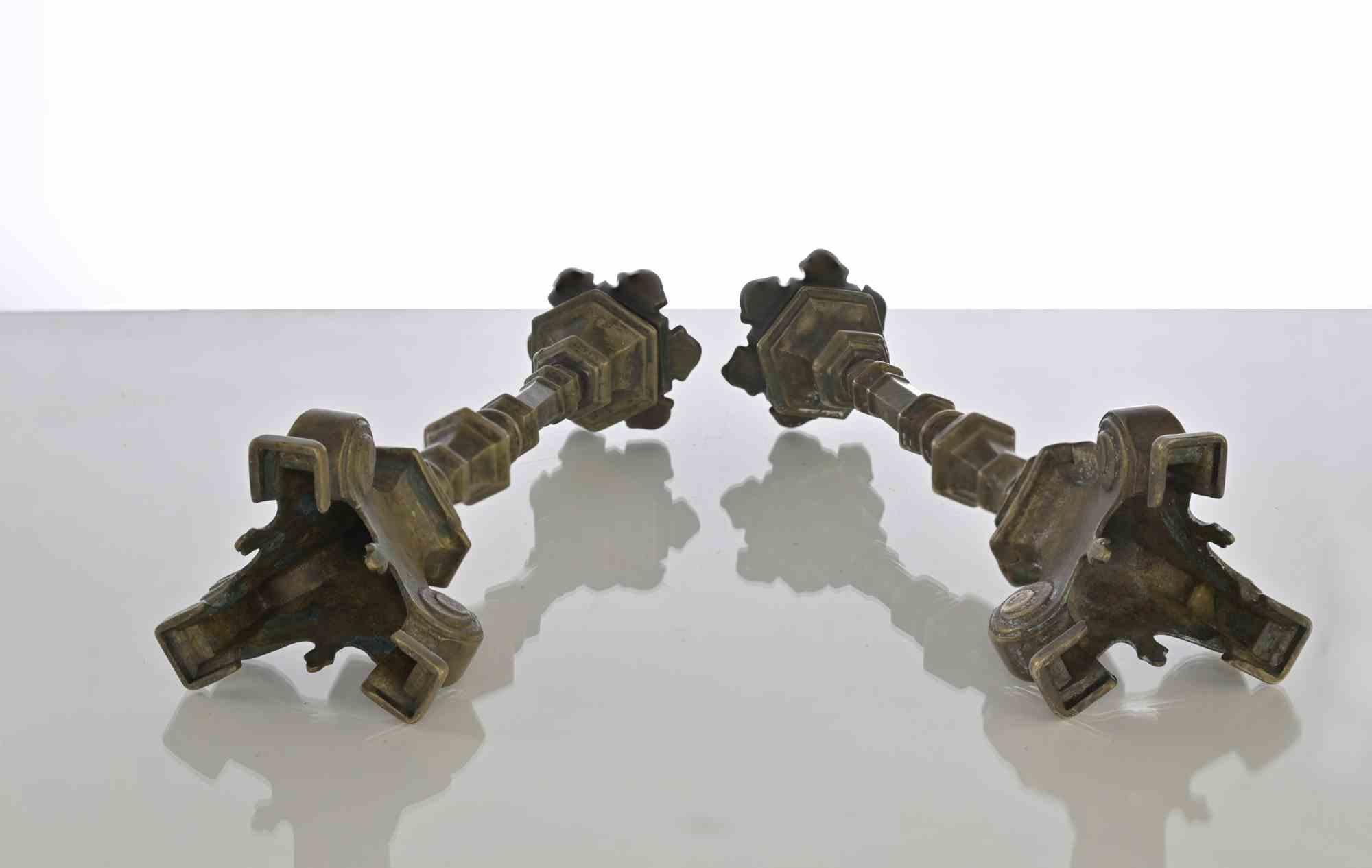Coppia di antichi candelabri in ottone.

Alcune tracce di ossidazione, per il resto ottime condizioni.

Italia XIX secolo.