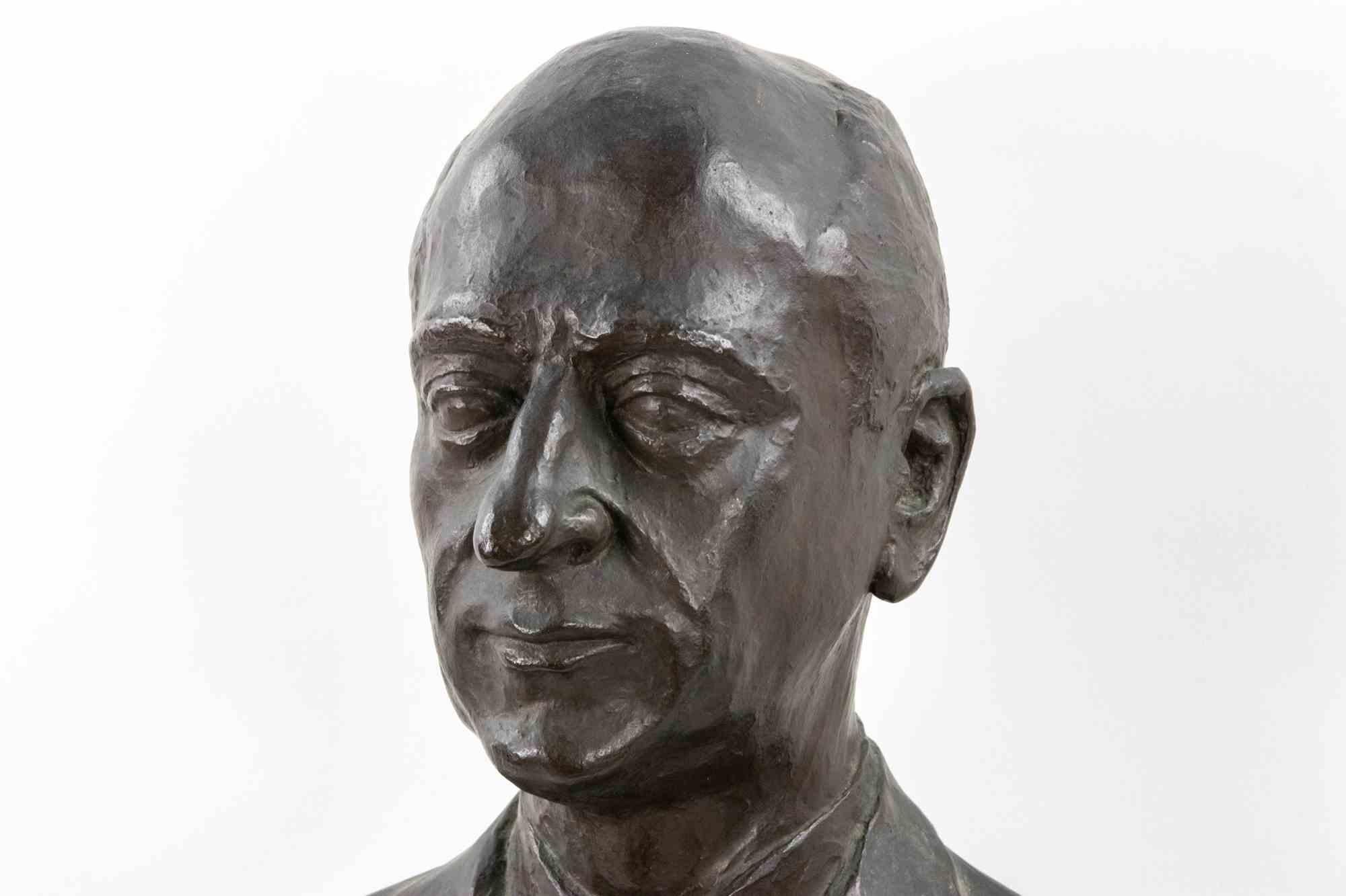Bronze bust of man realized in Tokio in 1938.

Signed in the mold, unreadable, and date.

Excellent condition.