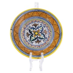 Plato de maiólica pintado a mano con motivos de «Combattenti di Deruta», finales del siglo XX
