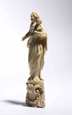 Sculpture en ivoire représentant la Vierge à l'Enfant, début du XVIIIe siècle