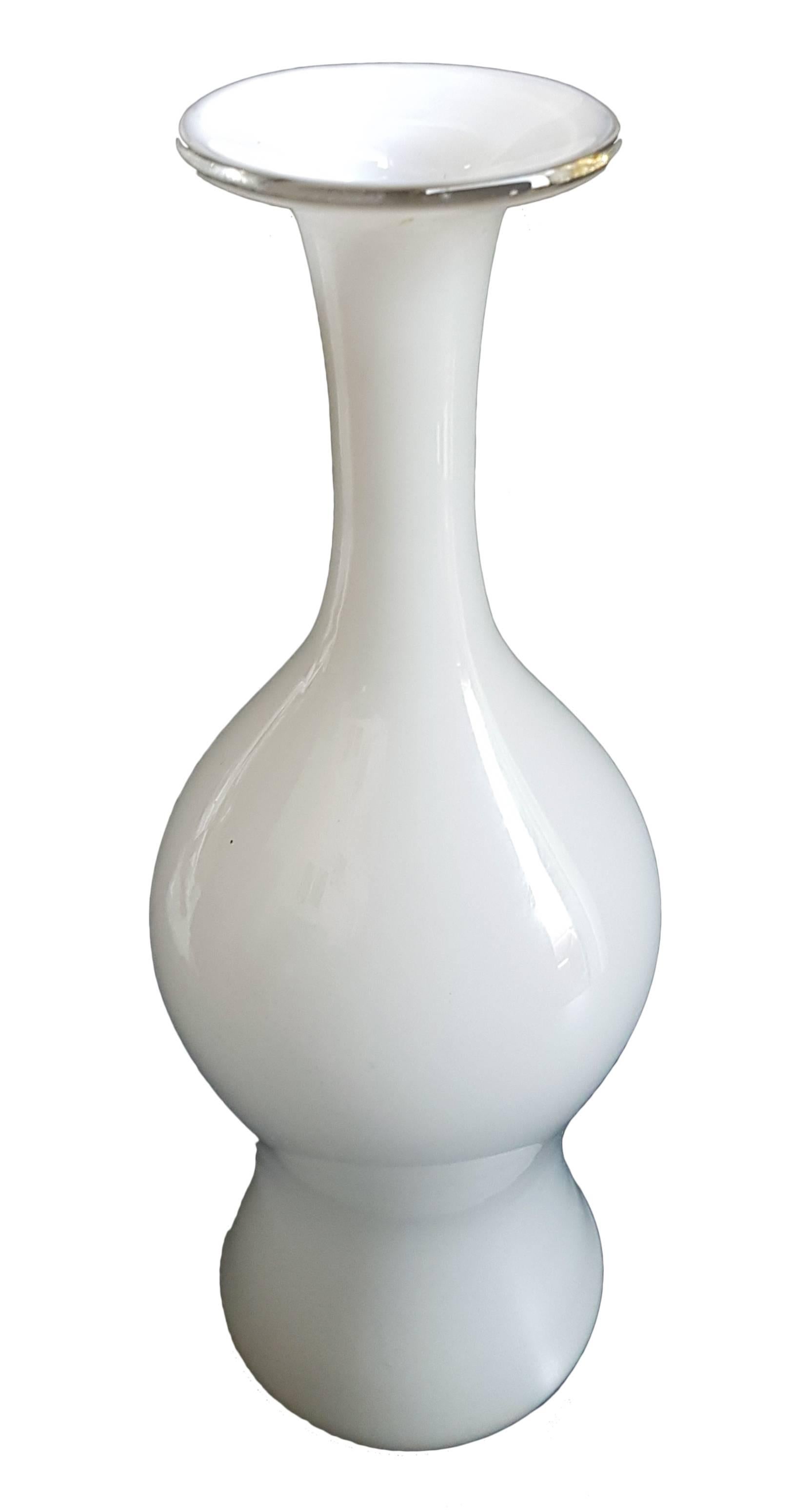 Very rare vase designed by Paolo Venini in cased glass, white and glossy, a must for Murano glass collectors.
The item also displays a circular trademark 