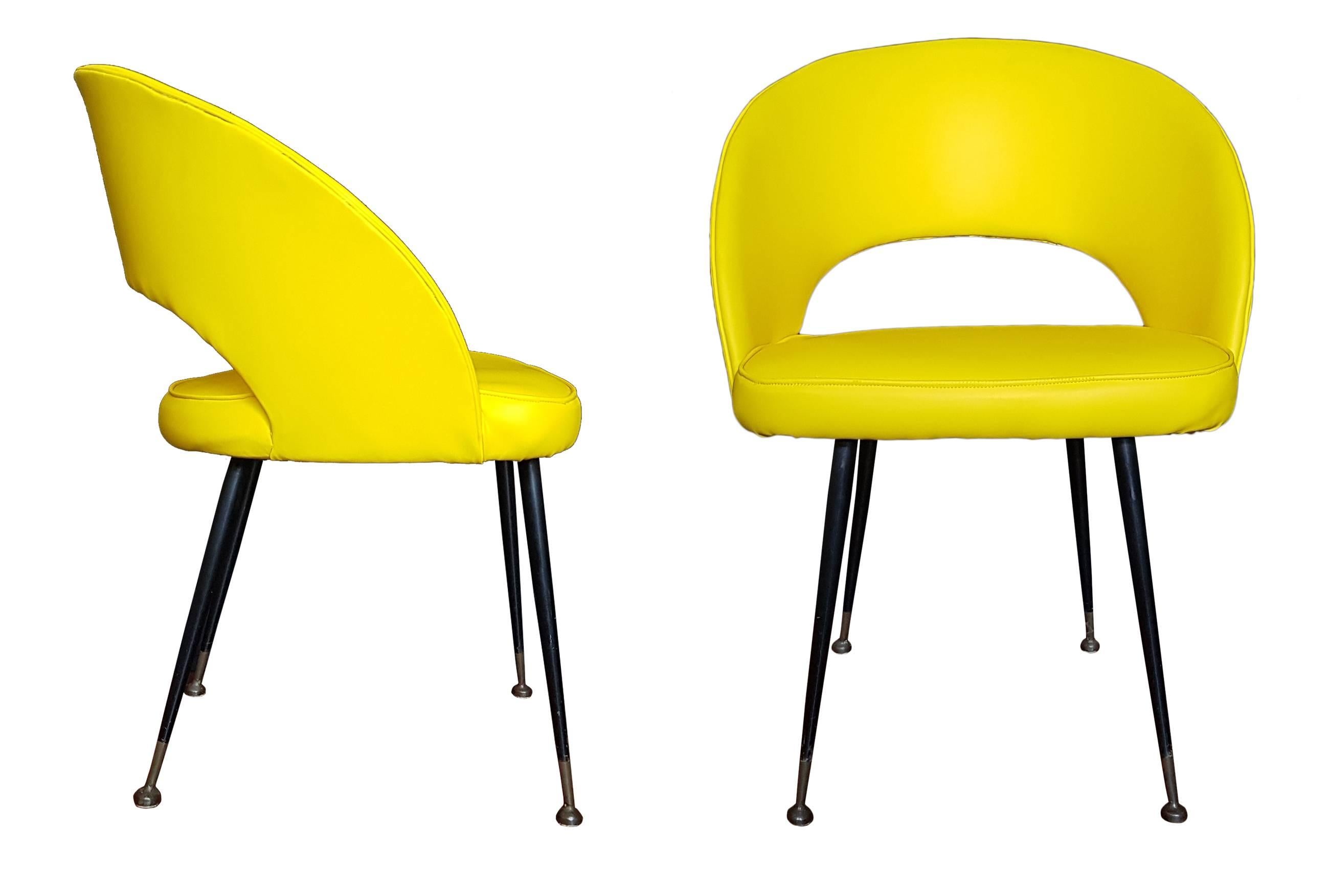 Couple of armchairs upholstered in yellow leatherette, legs of brass and steel tubs.
Manufactured in the 1950s.