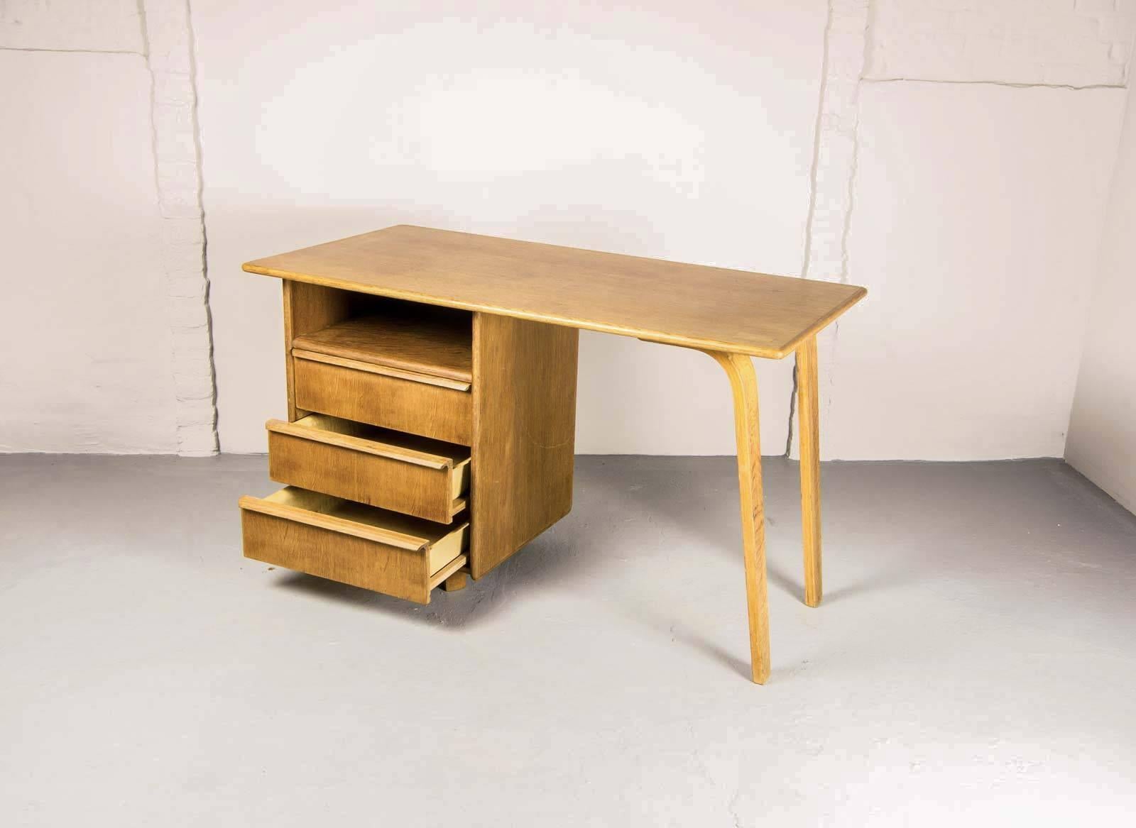 Mid-Century Dutch Design EE02 Oak Desk by Cees Braakman for Pastoe In Good Condition In Maastricht, NL