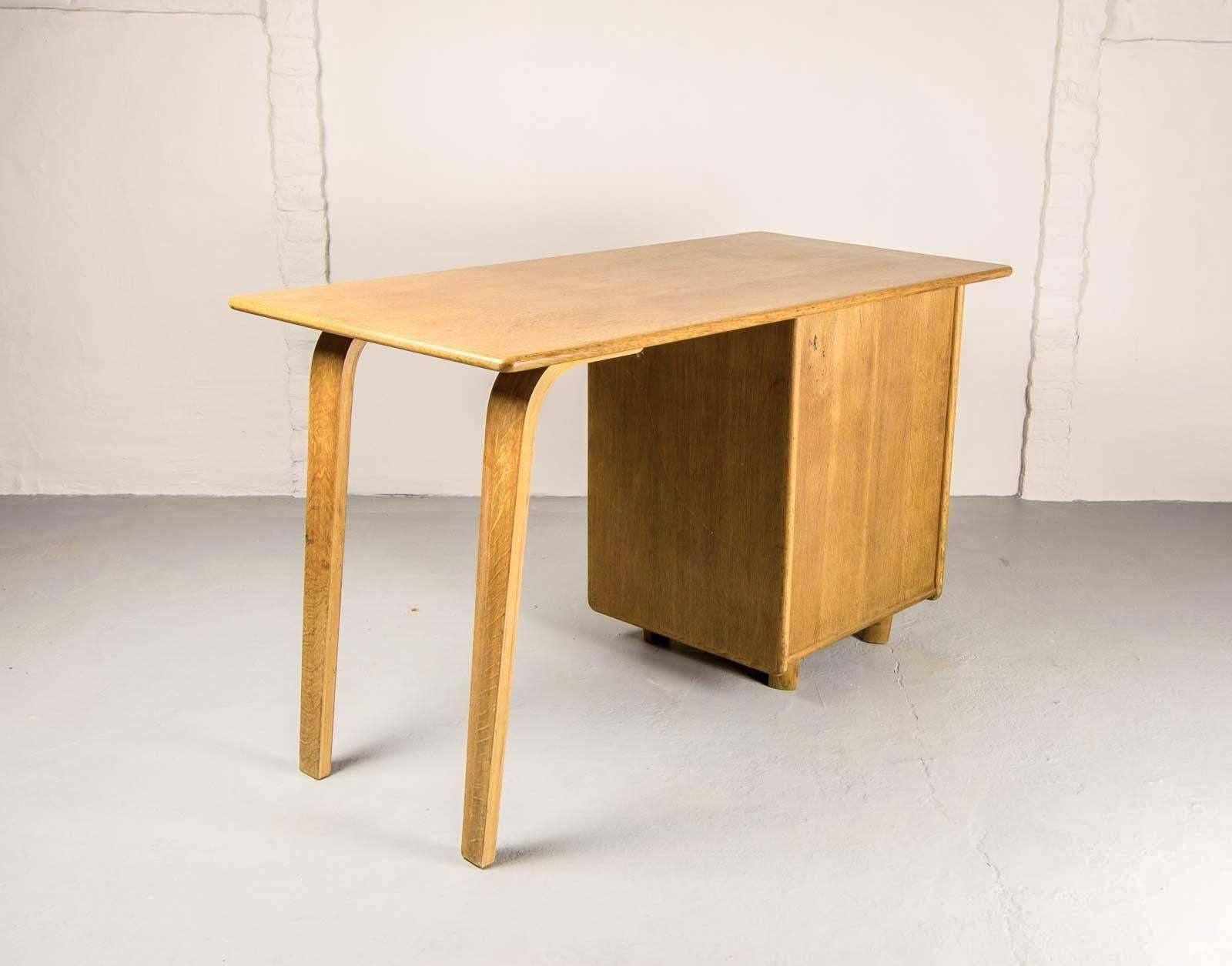 Mid-Century Dutch Design EE02 Oak Desk by Cees Braakman for Pastoe 1