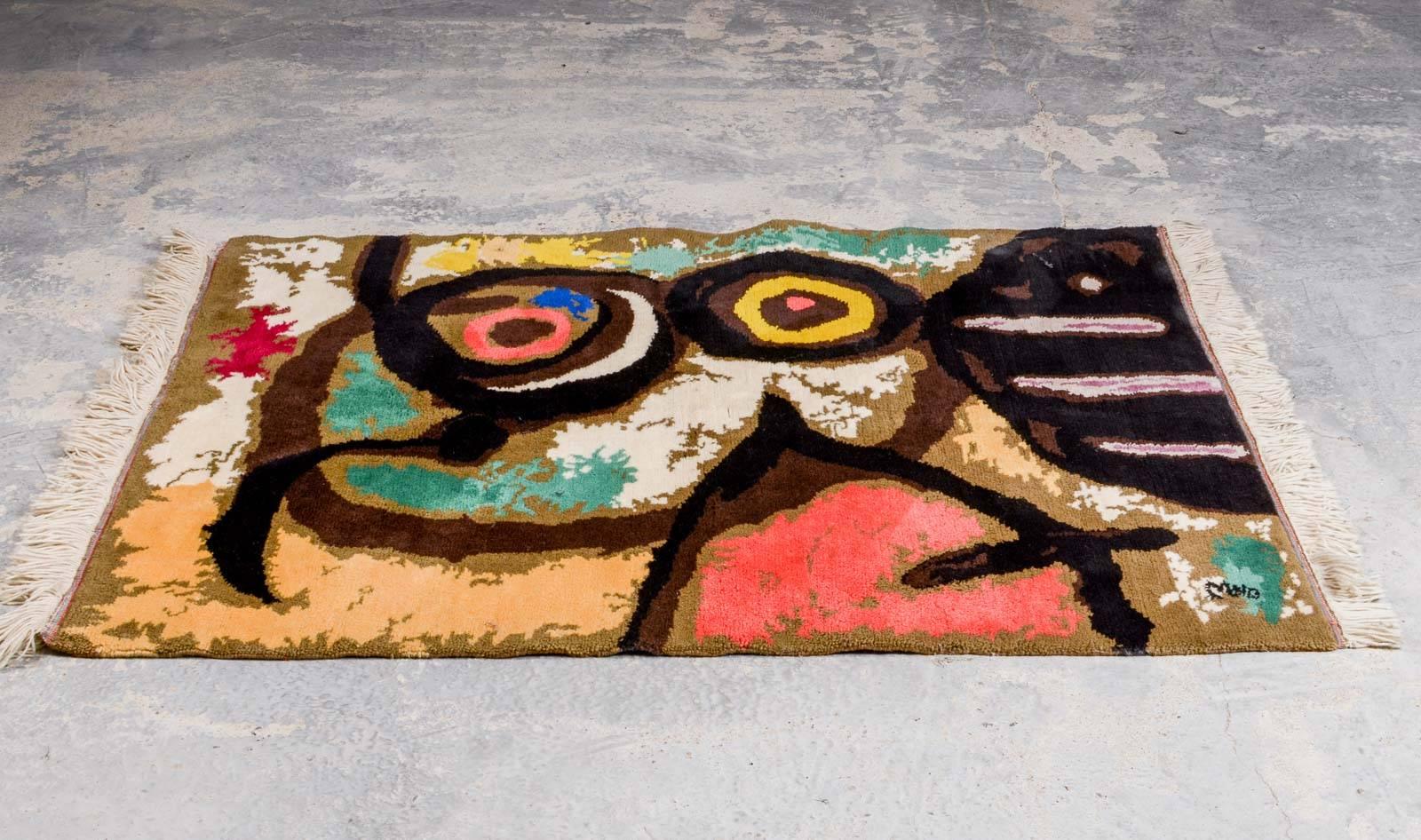 Beautiful marked tapestry of the Spanish artist/painter Joan Miró based on his painting Femme et Oiseaux (1966).
A playful, experimental approach of art is characteristic for Mirós work. Joan Miró stood literally at the base of the founding of the