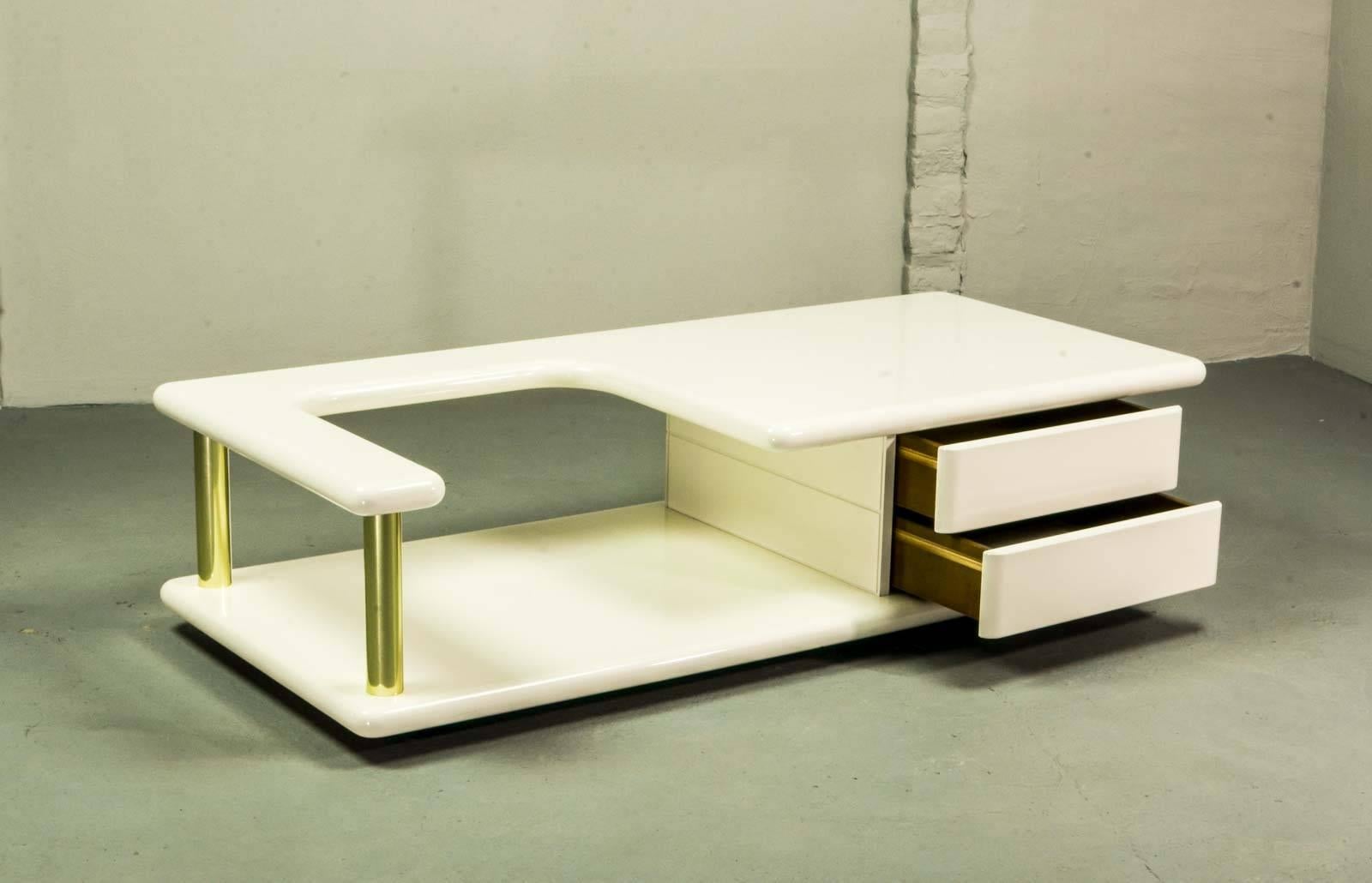 Exclusive Mid-Century Italian Brass and White Gloss Lacquered Coffee Table In Excellent Condition In Maastricht, NL