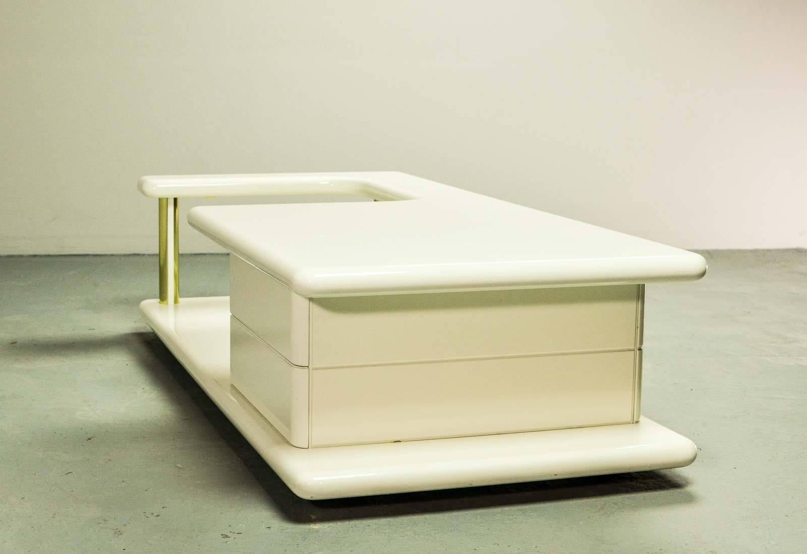 Exclusive Mid-Century Italian Brass and White Gloss Lacquered Coffee Table 3