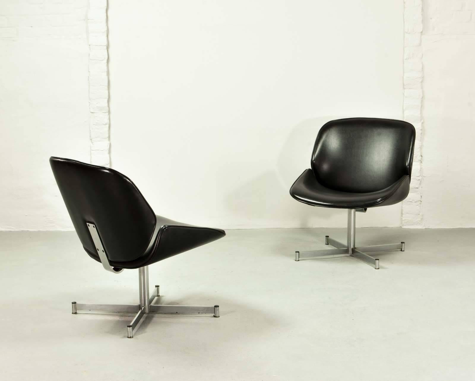Set of two comfortable side / cocktail chairs designed by Geoffrey Harcourt and produced for Artifort / Exquis in the 1960s. The design of these elegant chairs is inspired on and in style of the well-known 'Orange Slice' chair of Pierre Paulin. The