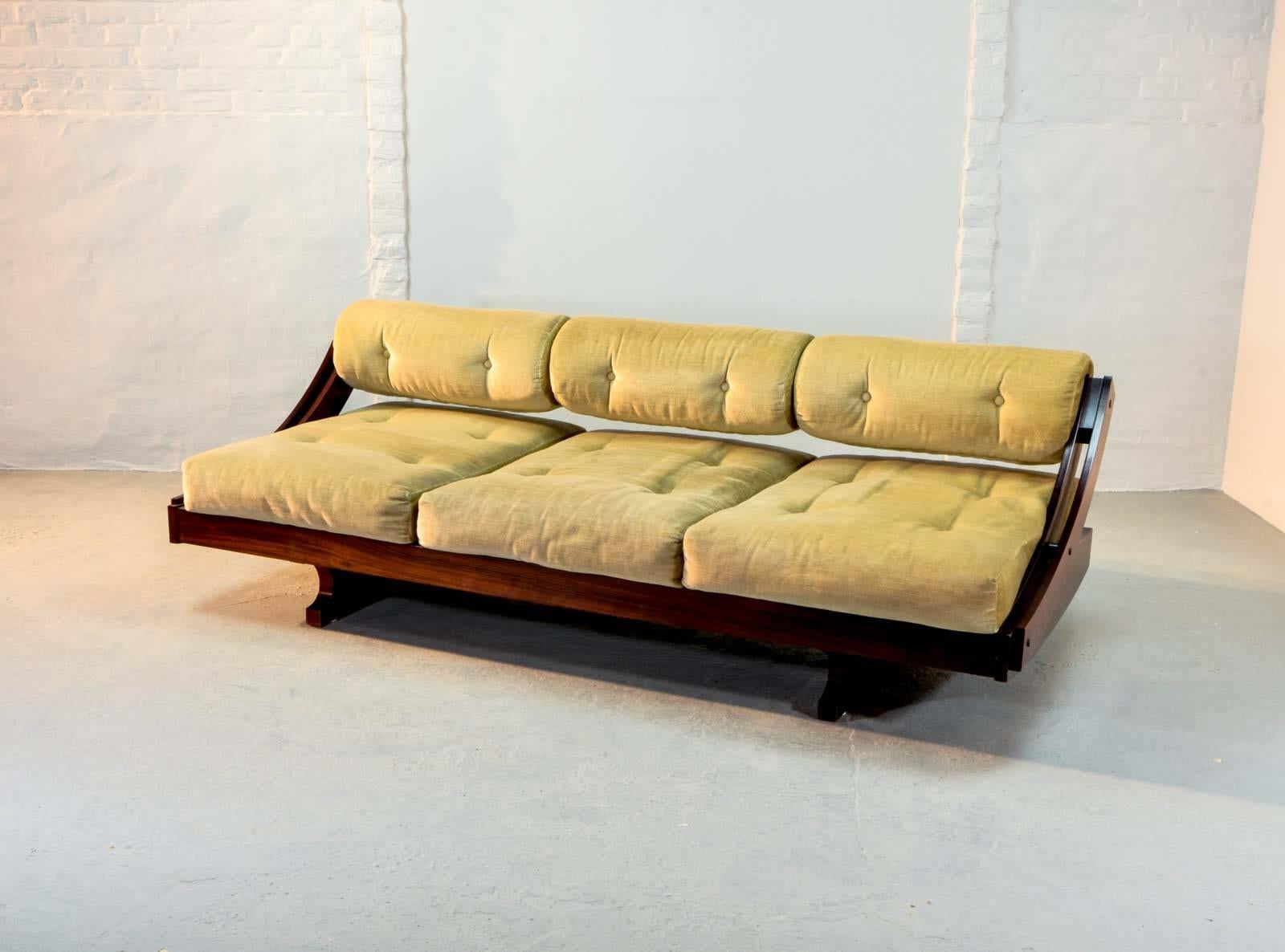 Distinctive Italian designed sofa / daybed GS195 by Gianni Songia for Sormani in 1963. The labelled sofa easily transforms into a daybed by shifting the sophisticated shaped backrest. This very comfortable three-seat rosewood sofa daybed with