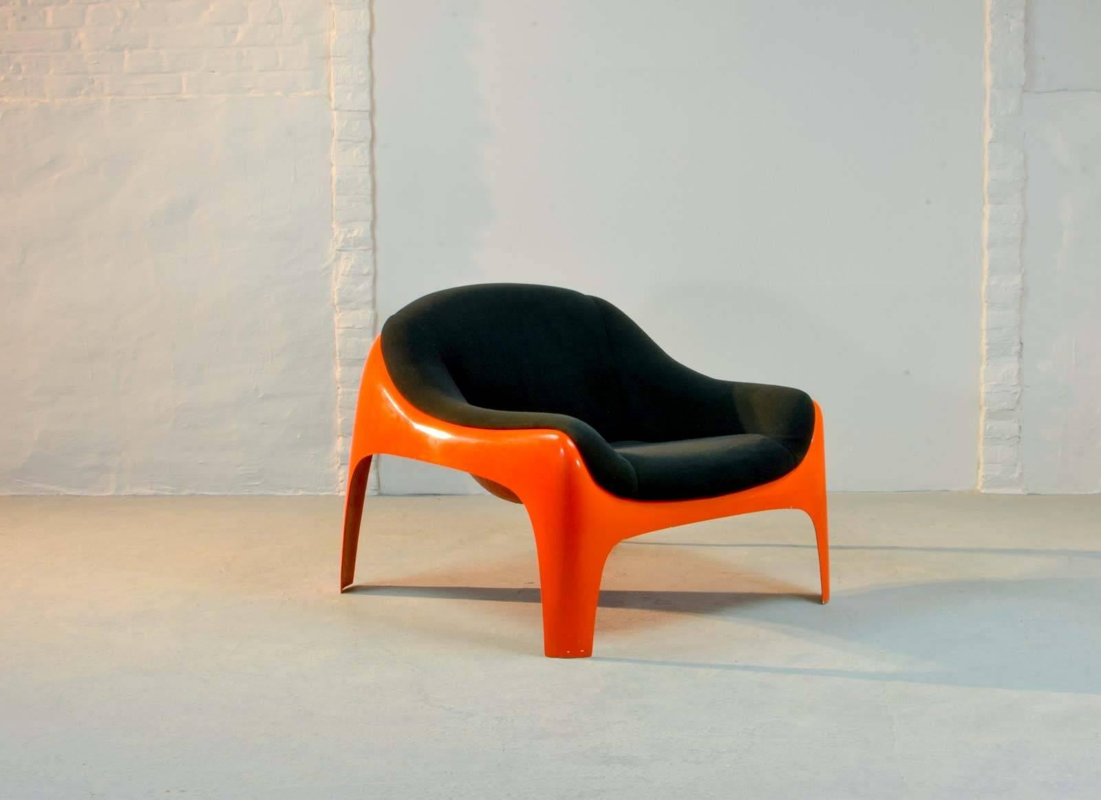 Iconic black and orange colored lounge chair designed by the renowned and multiple honored Italian designer and Artemide co-founder, Sergio Mazza in the 1960s. The chair features a -for the sixties era- revolutionary fiberglass shell with the