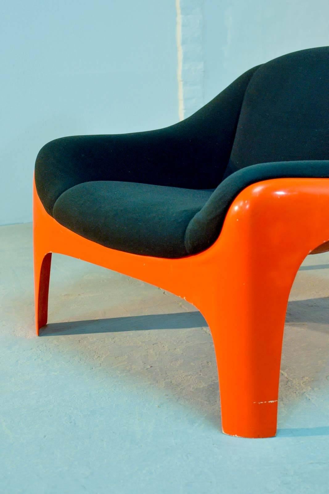 Iconic Italian Fiberglass Lounge Chair by Sergio Mazza for Artemide, 1960s 3