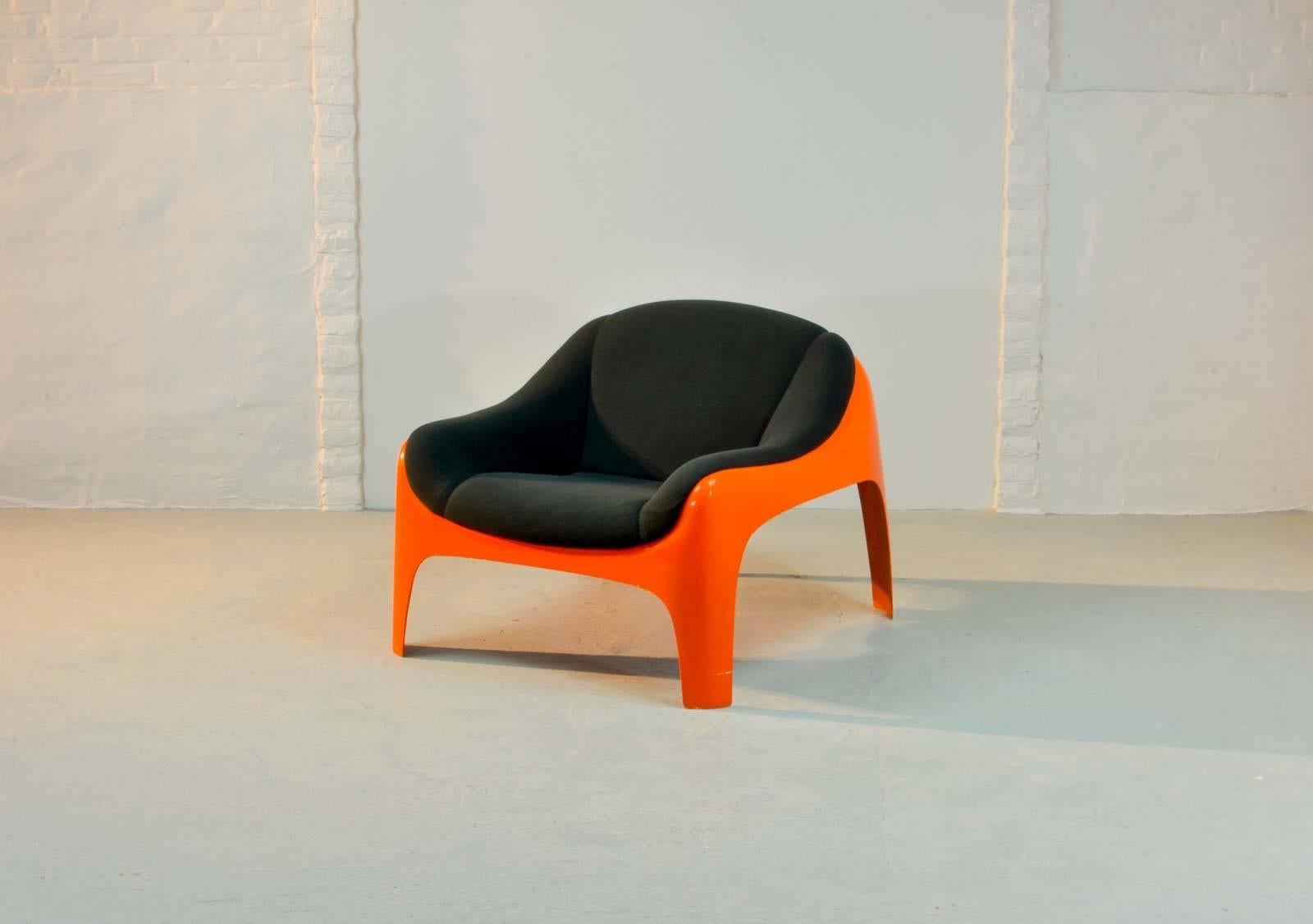 Iconic Italian Fiberglass Lounge Chair by Sergio Mazza for Artemide, 1960s In Good Condition In Maastricht, NL