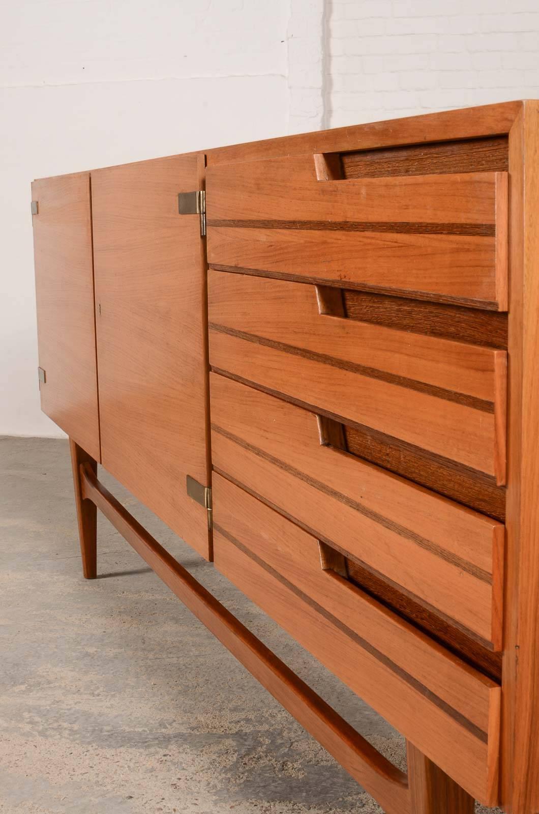 Distinguished Mid-Century Satinwood and Brass Sideboard with Duotone Drawers For Sale 1