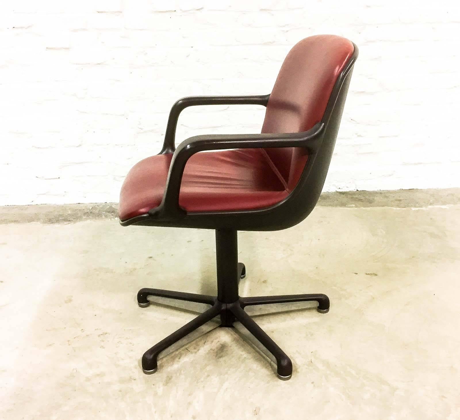 Set of Eight Midcentury Burgundy Red Leather Executive Chairs by Comforto In Excellent Condition In Maastricht, NL