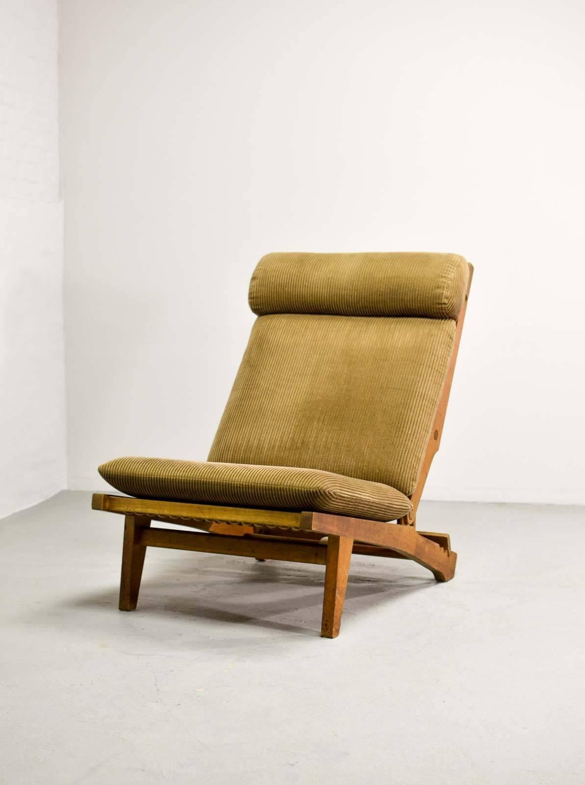 Rare lounge chair, model AP71 designed in 1968 by the Scandinavian master designer Hans J. Wegner for AP Stolen. The solid folding oak frame with adjustable back and headrest is upholstered with a warm milk chocolate brown corduroy upholstery. The
