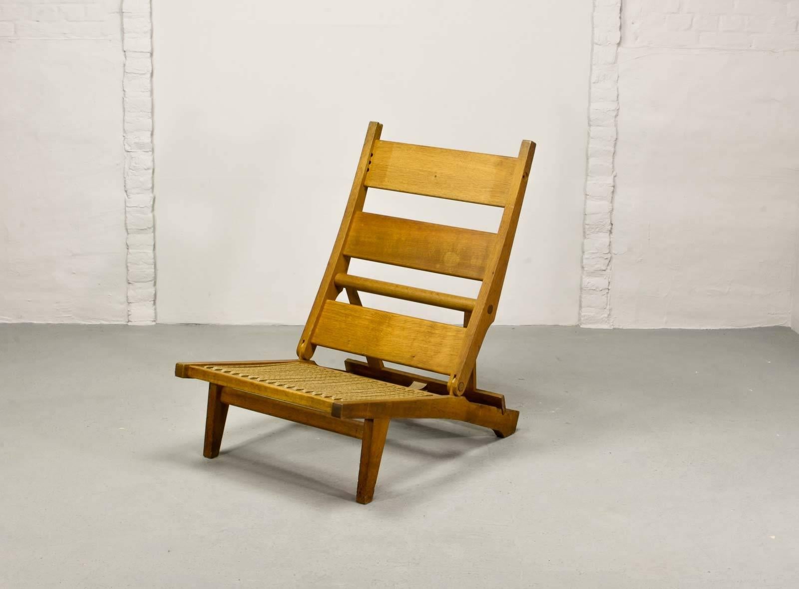 Magnificent Hans J. Wegner Oakwood Folding Lounge Chair AP71 by AP Stolen, 1968 In Good Condition In Maastricht, NL