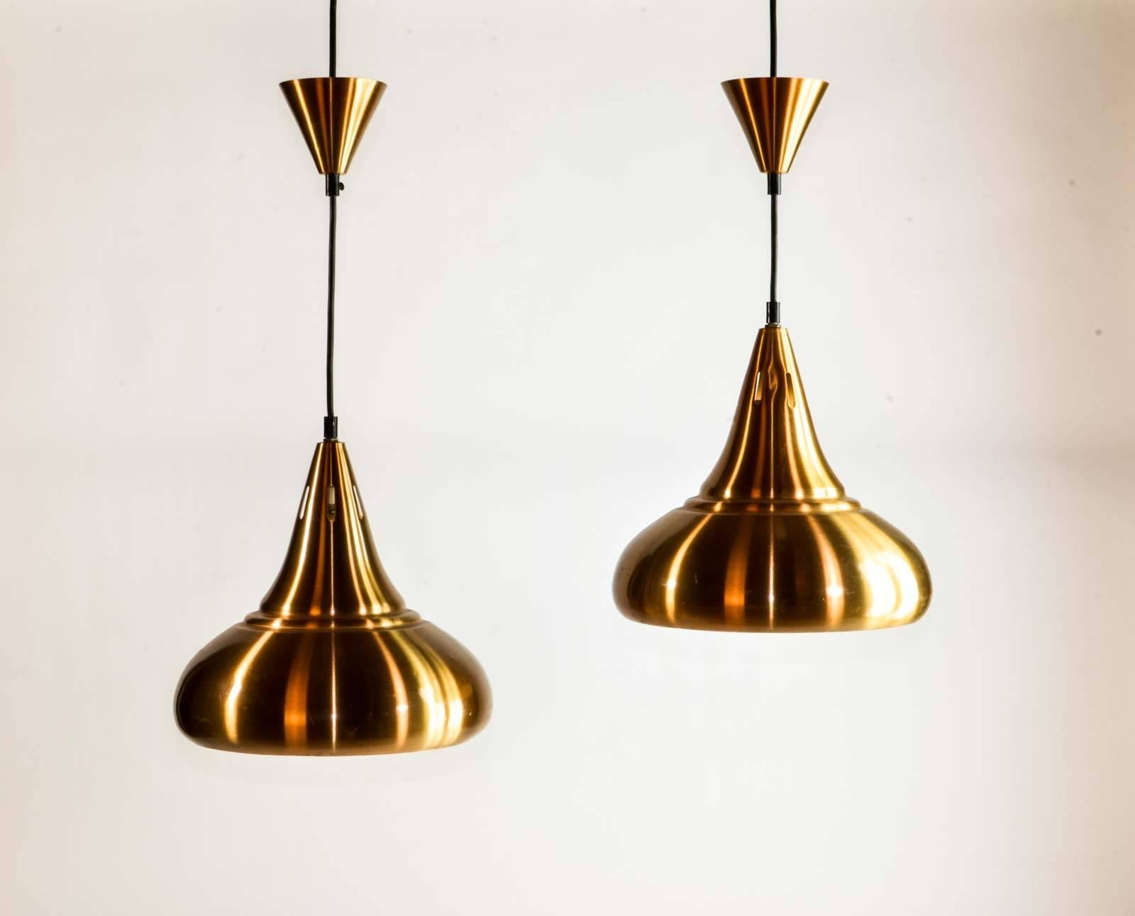 Pair of copper midcentury drop shaped pendants in the style of Jo Hammerborg.
This elegant copper pair was manufactured probably in Denmark in the 1960s. They show the same features as the designs of Jo Hammerborg for Fog and Mørup. The pair is in