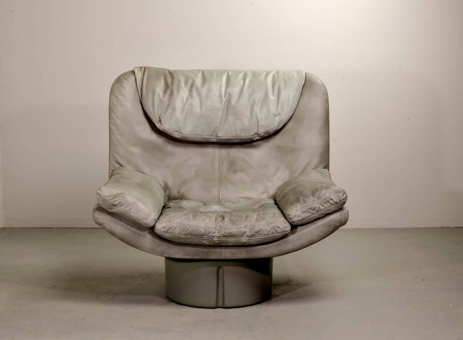 Very comfortable Italian design leather lounge chair. This chair is designed in the 1970s, by Titiana Ammanati and Giampiero Vitelli for Comfort in Italy. The grey leather upholstery shows a beautiful patine and the sturdy polyester shell is a real