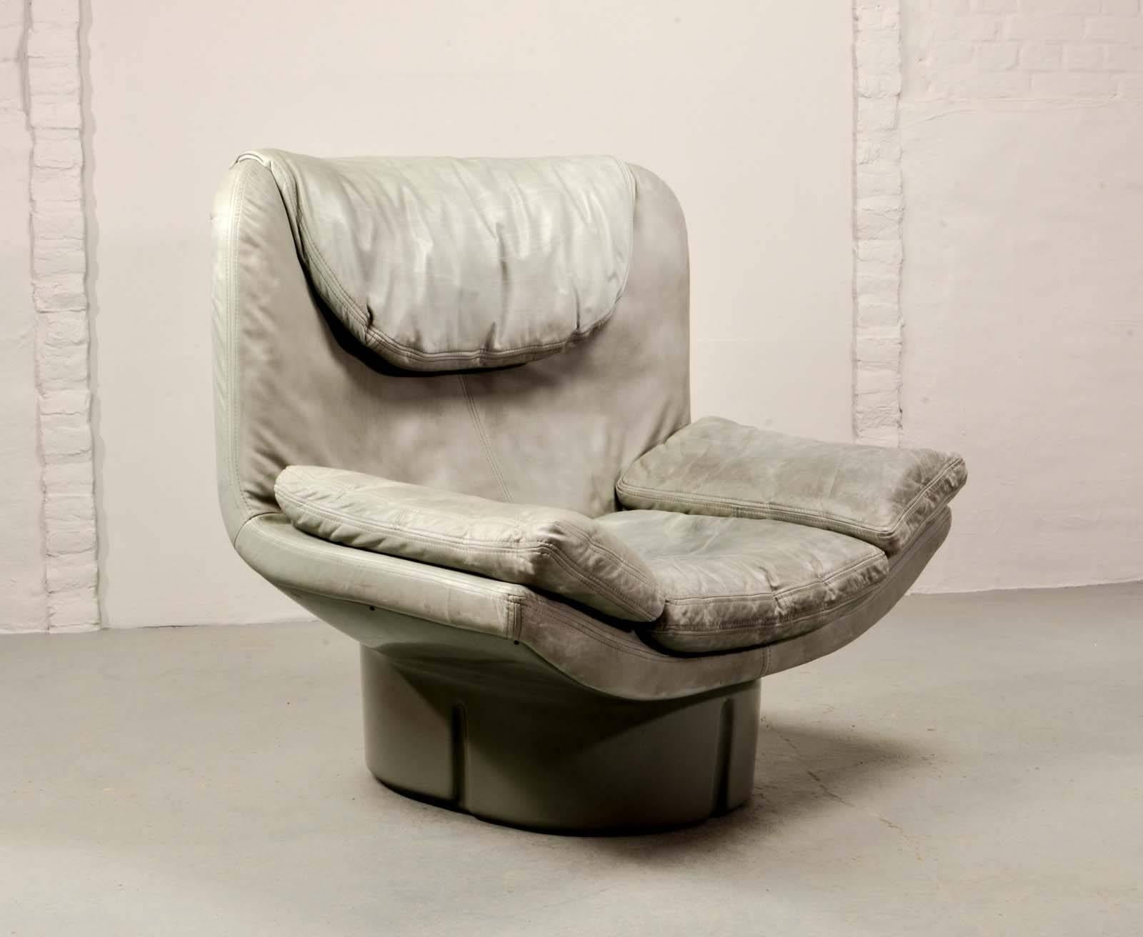 Mid-Century Modern Eye-Catching Italian Grey Leather Lounge Chair by Ammanati & Vitello, 1970s