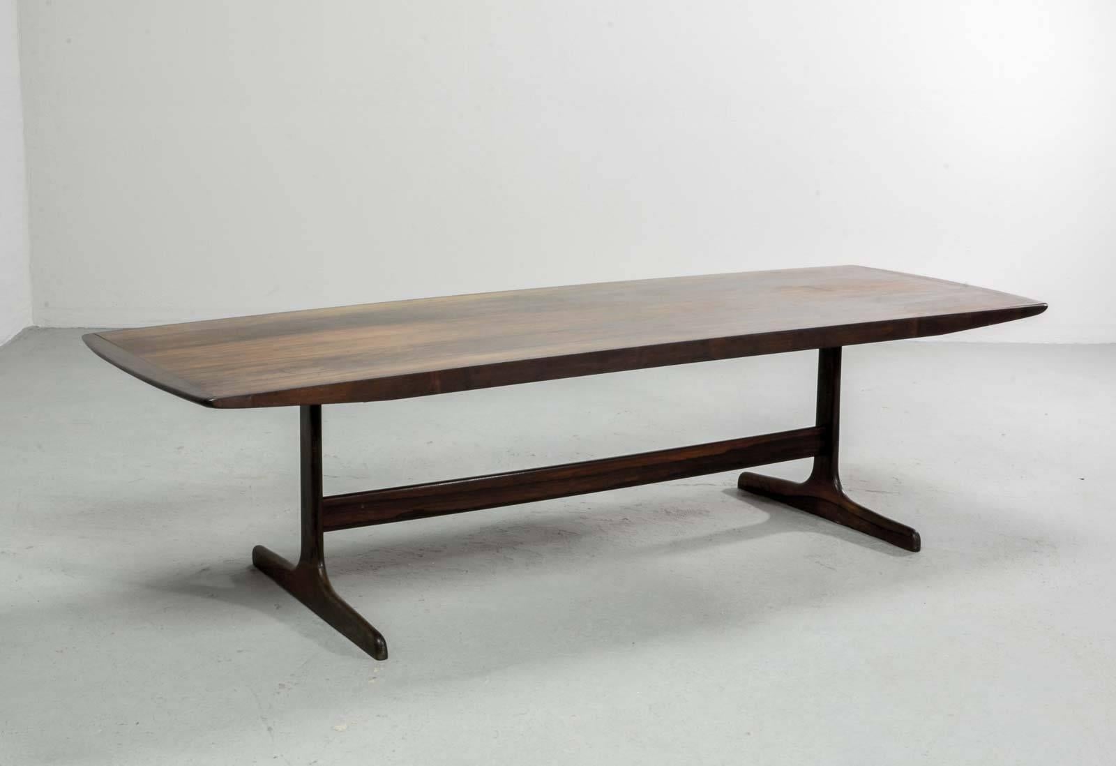 Dutch Design coffee table designed by the famous cabinet maker Fristho for Topform, The Netherlands in the 1960s. The table has solid rosewood legs and the top is made of wood with rosewood veneer.
The tabletop of this piece features a very nice