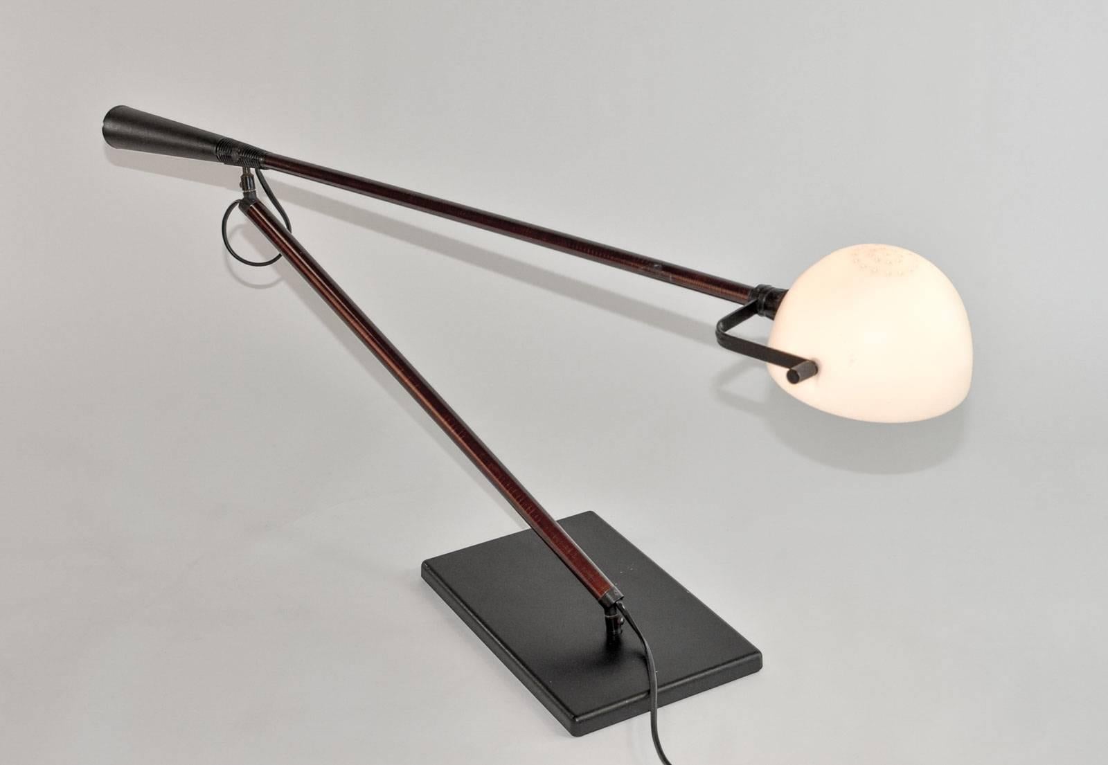 This rare Italian Desk lamp (model 613) was designed by the famous designer and architect Paolo Rizzatto in collaboration with Gino Sarfatti for Arteluce in 1975. This very nice and multifunctional table or desk lamp has a weighted base and contra