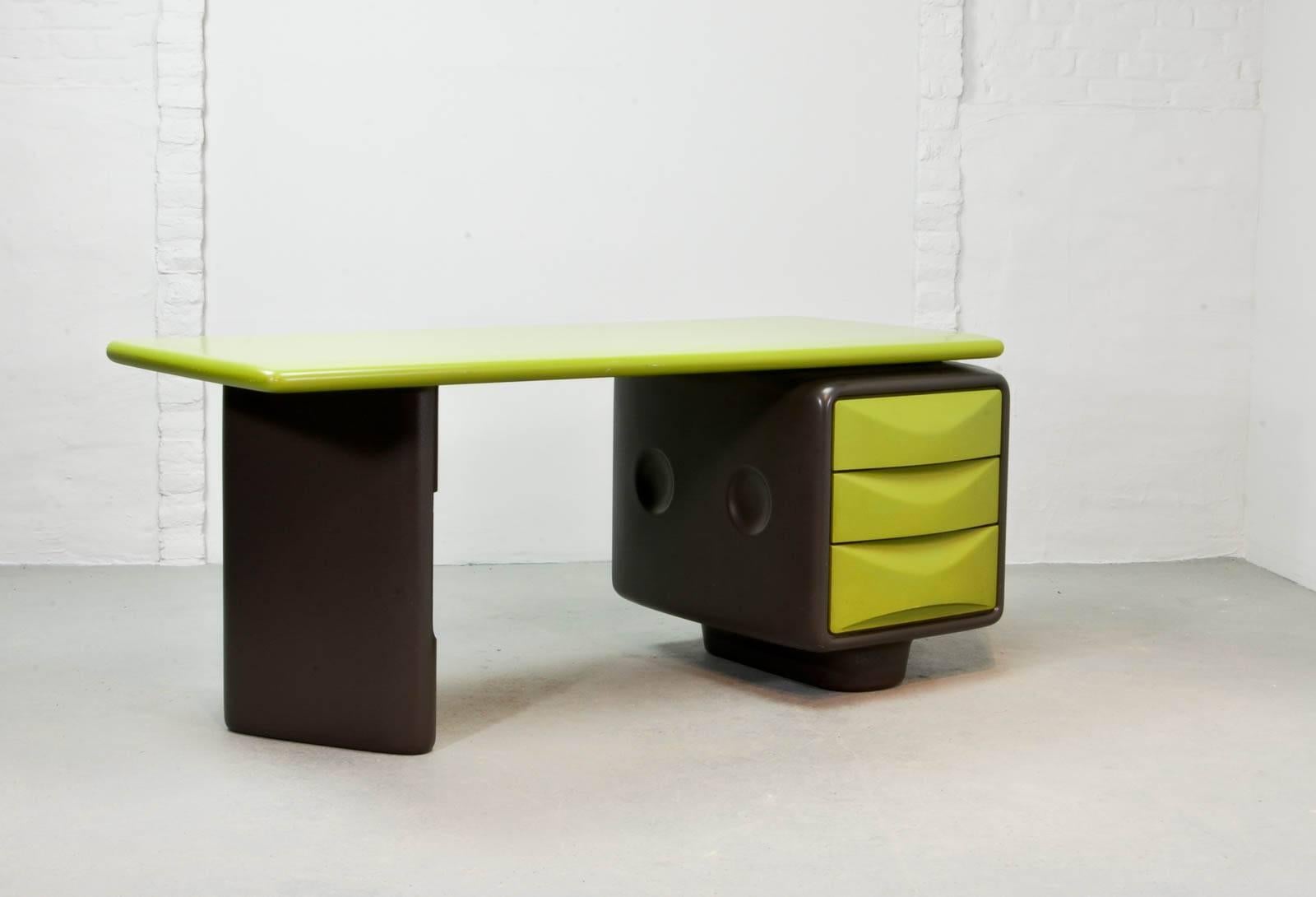 In 1970 the Czech modern designer Ernest Igl (born 1920) designed the Jet desk, which became a cult object collected along with Eames and Herman Miller pieces. 

The nice color combination of avocado green and chocolate brown is rarely seen. This