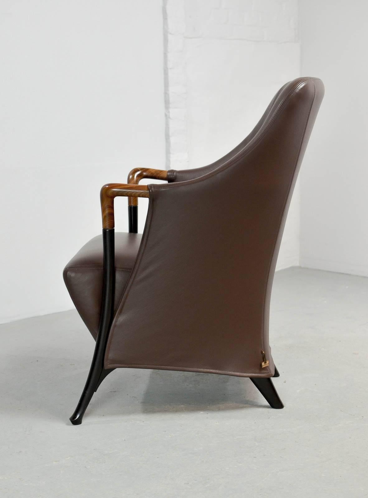 This Progetti lounge chair by Giorgetti Italia is made of Fine seal brown leather and black lacquered wood.