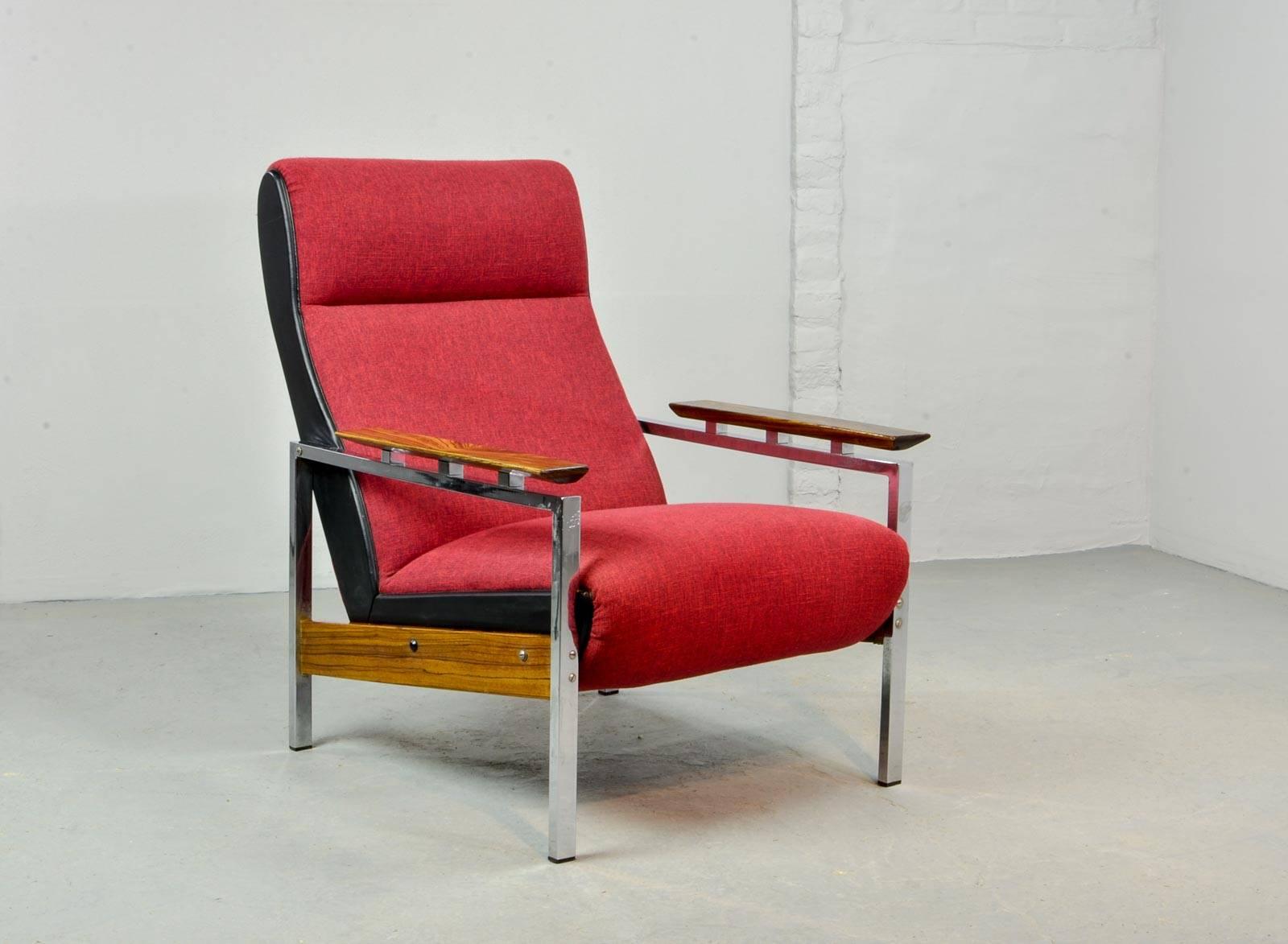 Midcentury Dutch design lounge chair designed by Rob Parry for Gelderland in the 1950s. The chair has new upholstery in a beautiful burgundy-cherry red fabric and chrome steel base with rosewood and black leatherette elements.