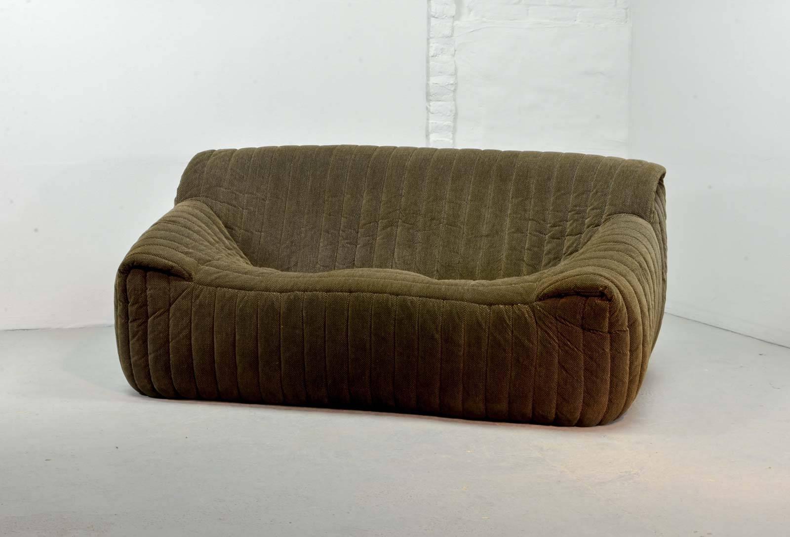 This very comfortable lounge two-seat sofa, model 'Sandra' was designed by Annie Hieronimus for Cinna in 1977 in France. The foam, seating comfort and the original dark brown with white mixed quality fabric upholstery of this sofa still remains in