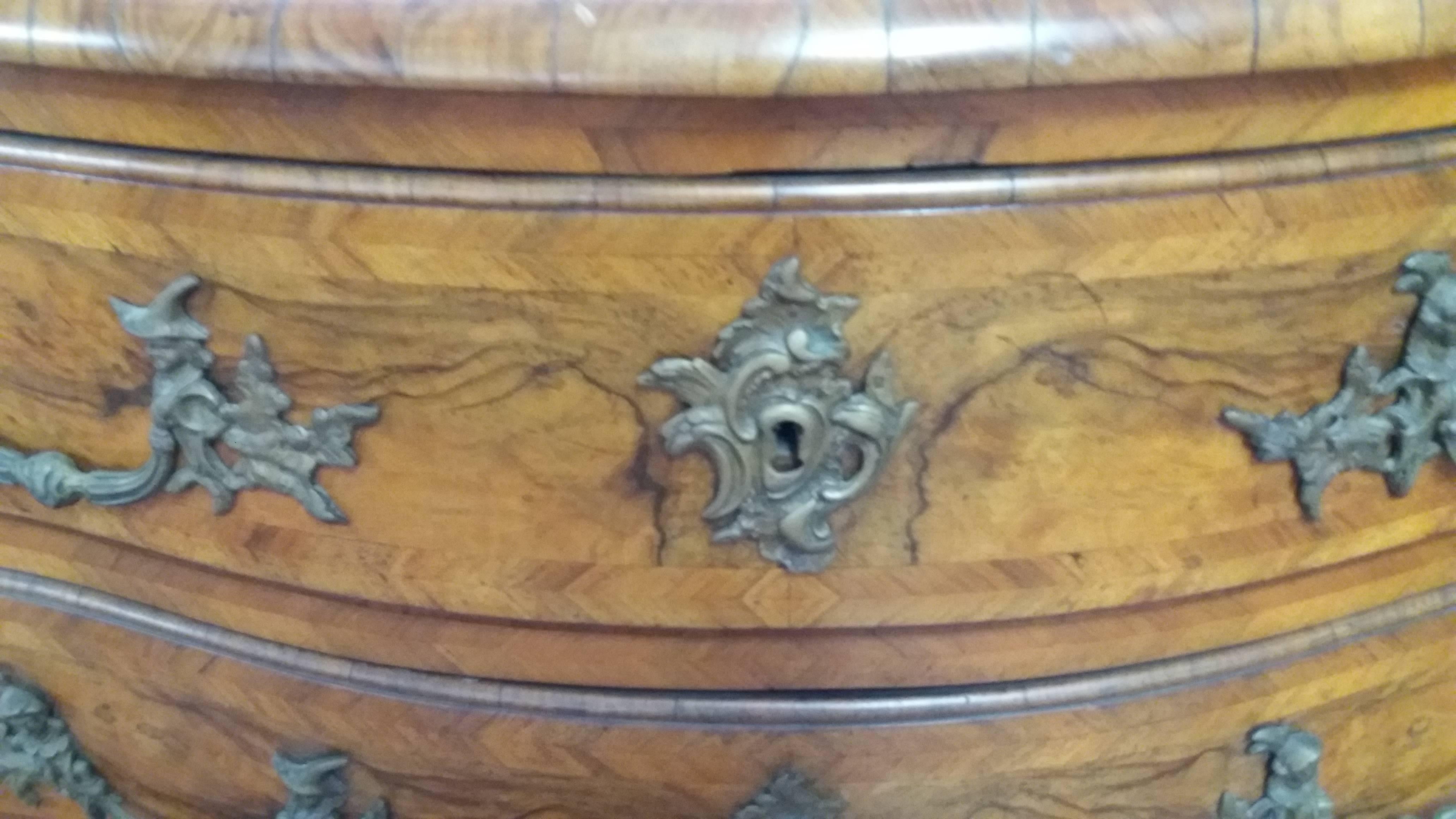 Louis XV Walnut Root French Chest of Drawers with Bronze Handles, 1723 For Sale 5