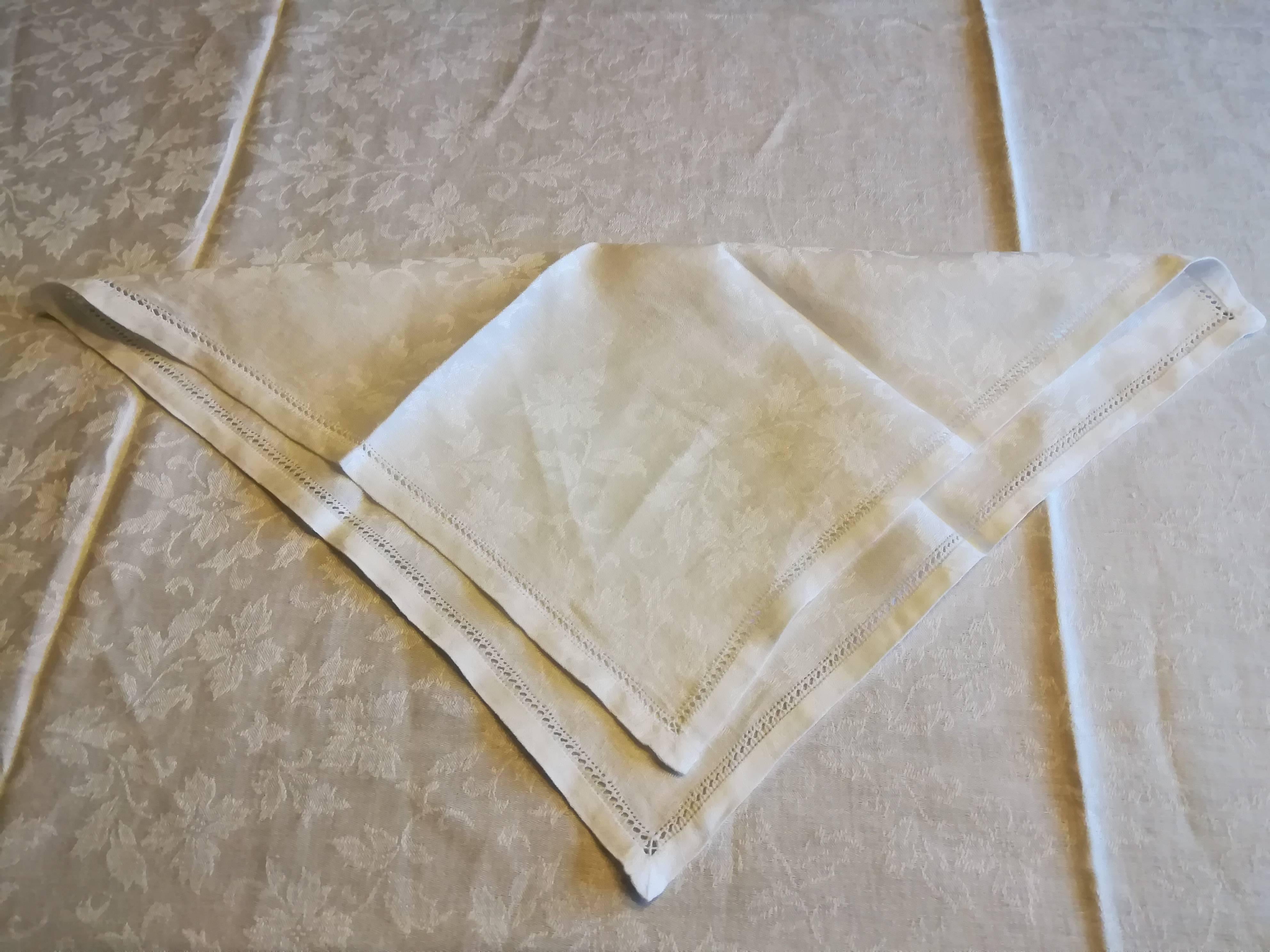 1950 italian white linen tablecloth In Excellent Condition For Sale In Wyboston Lakes, GB
