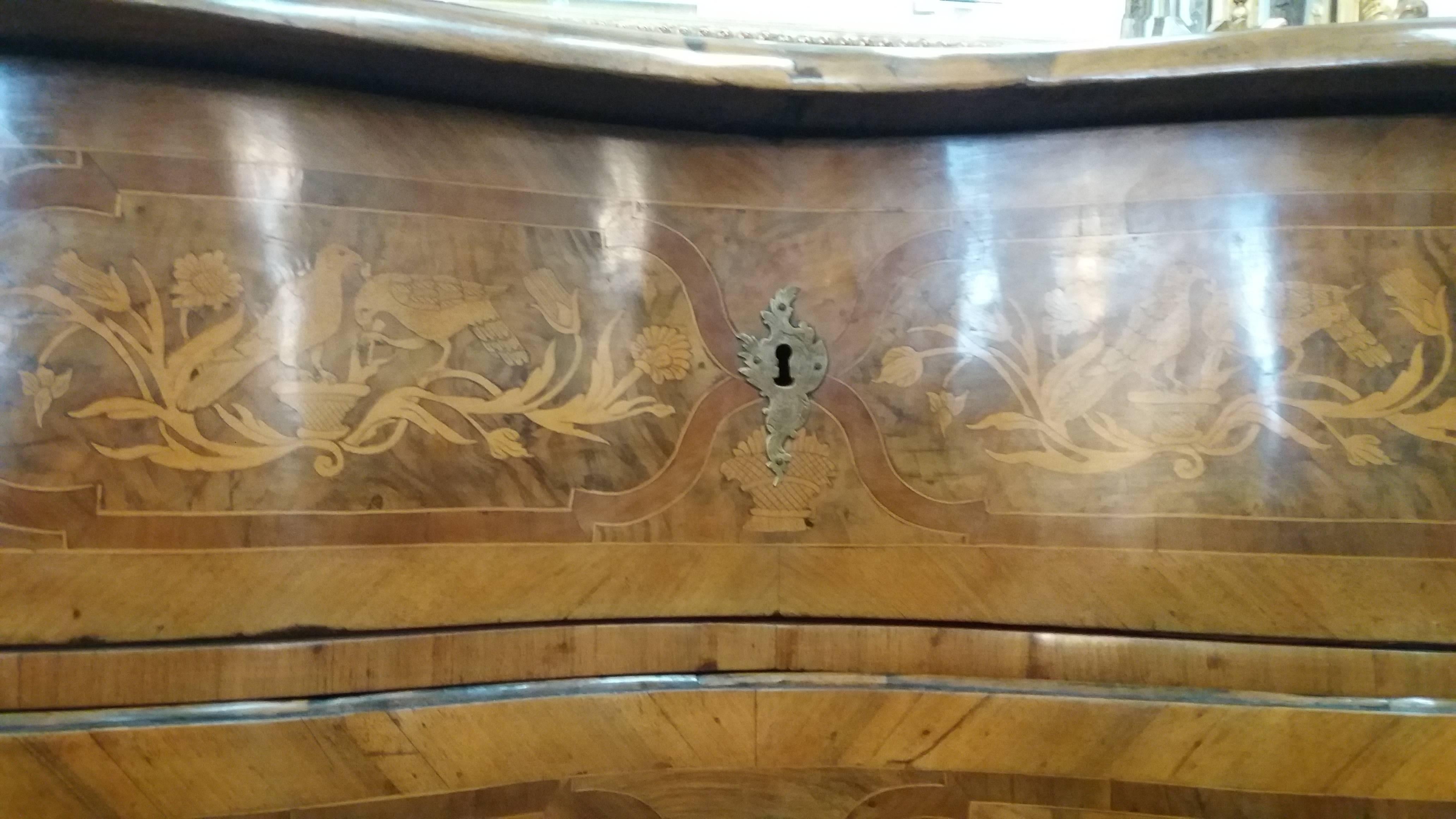 Swiss inlaid chest of drawers. The top features various inlaid hunting figures
Even the sides of the dresser are inlaid.
It is restored.